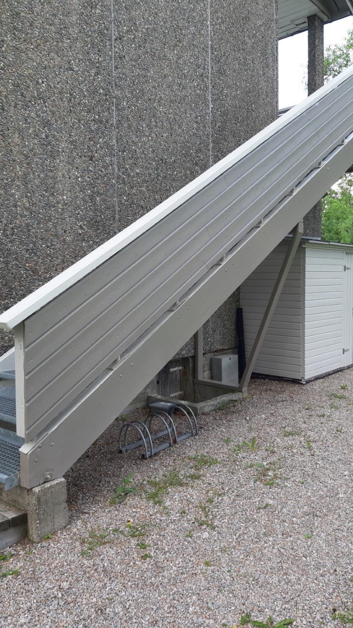 Trapp opp til leiligheten med sykkelstativ under Galleribilde