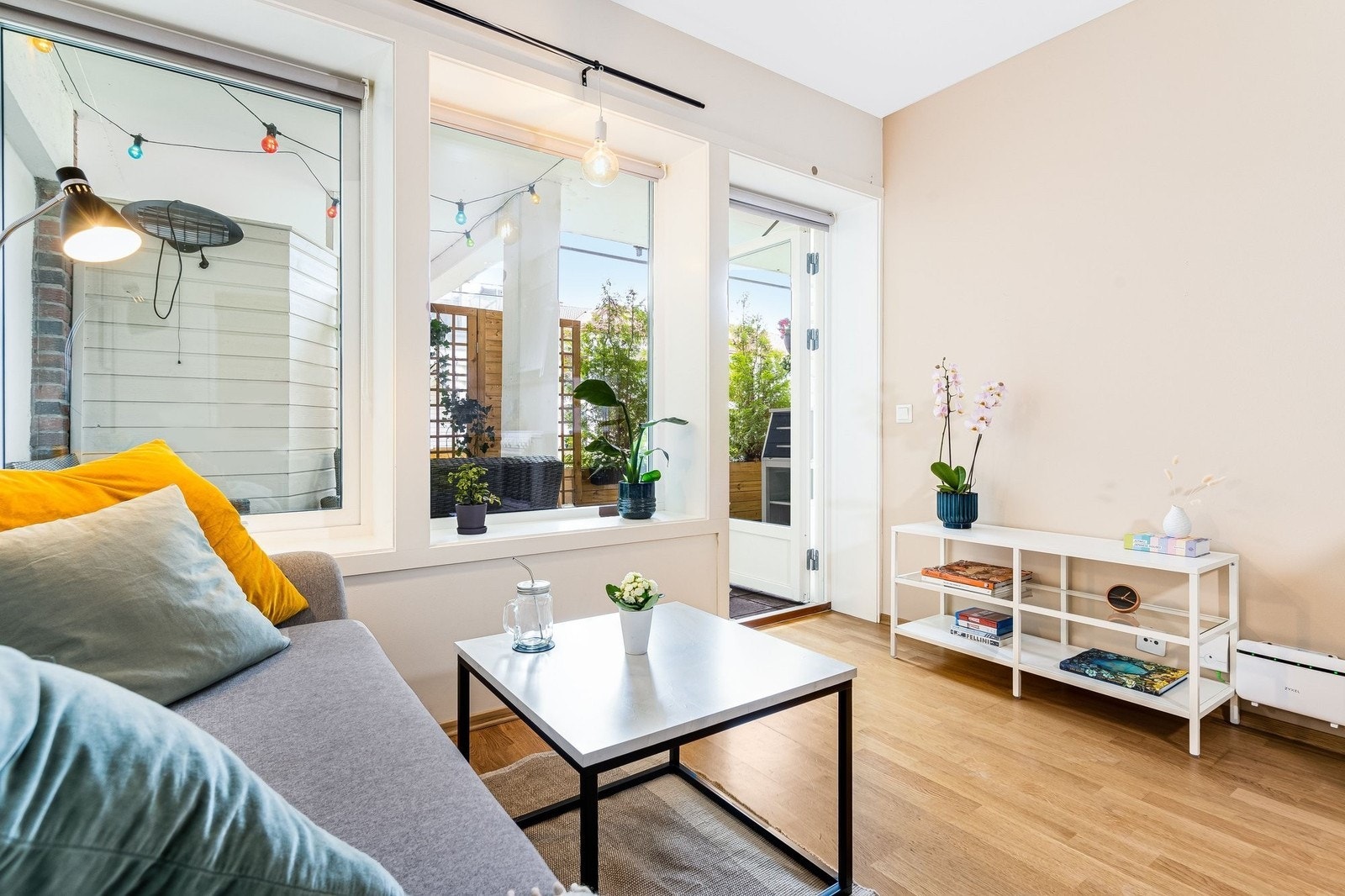 Stue med store vindusflater og utgang til egen og skjermet uteplass. Galleribilde