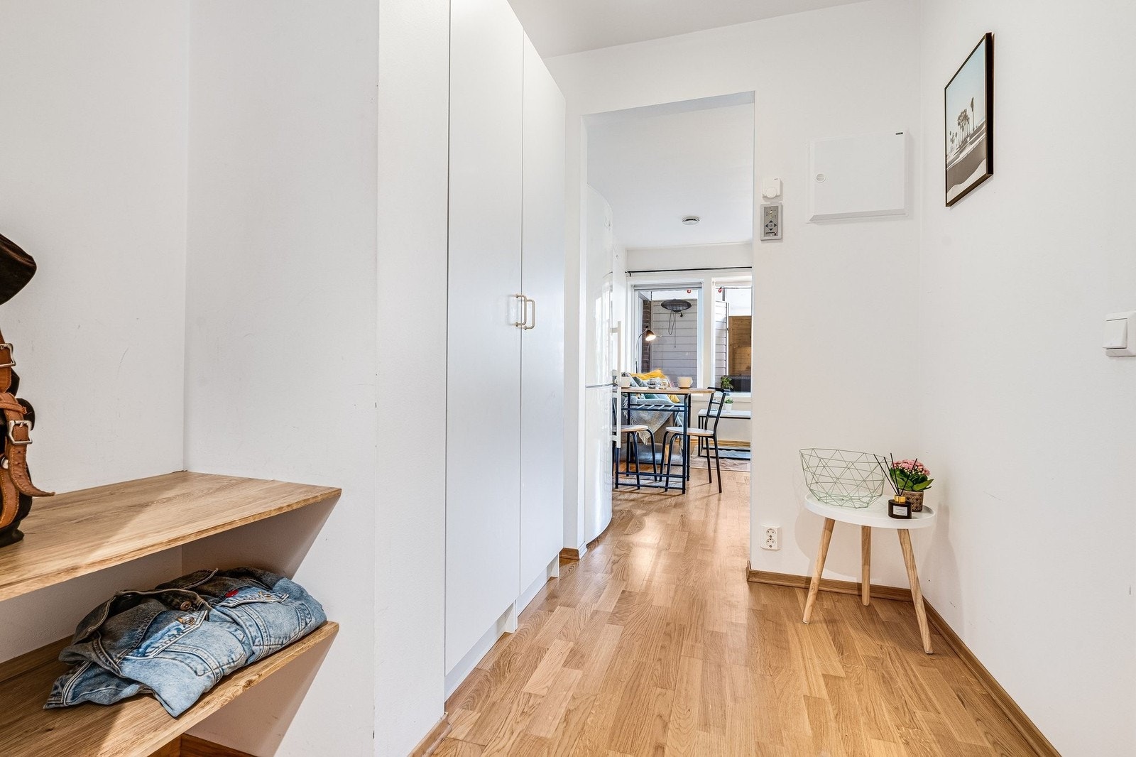 Velkommen inn! Entreen har garderobeskap og plass til ytterlige oppbevaring. Galleribilde