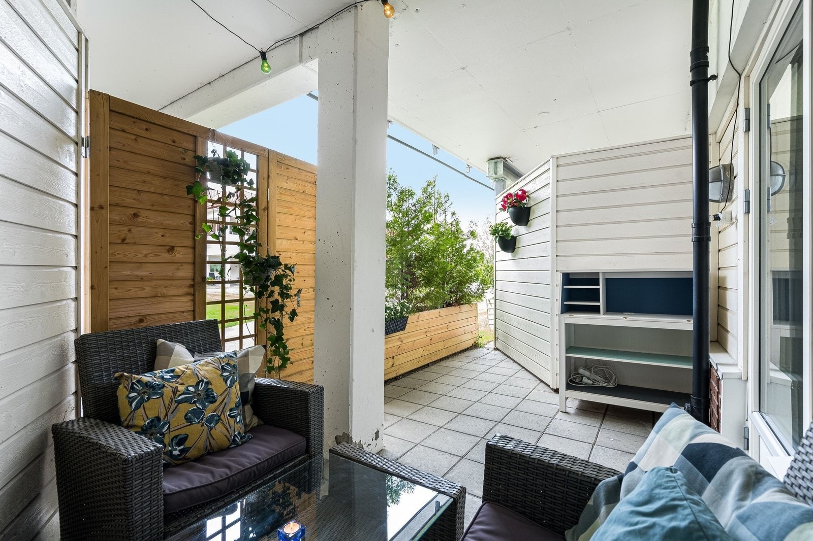 Uteplassen fungerer som en ekstra stue i sommerhalvåret. Den har også varmelampe. Galleribilde