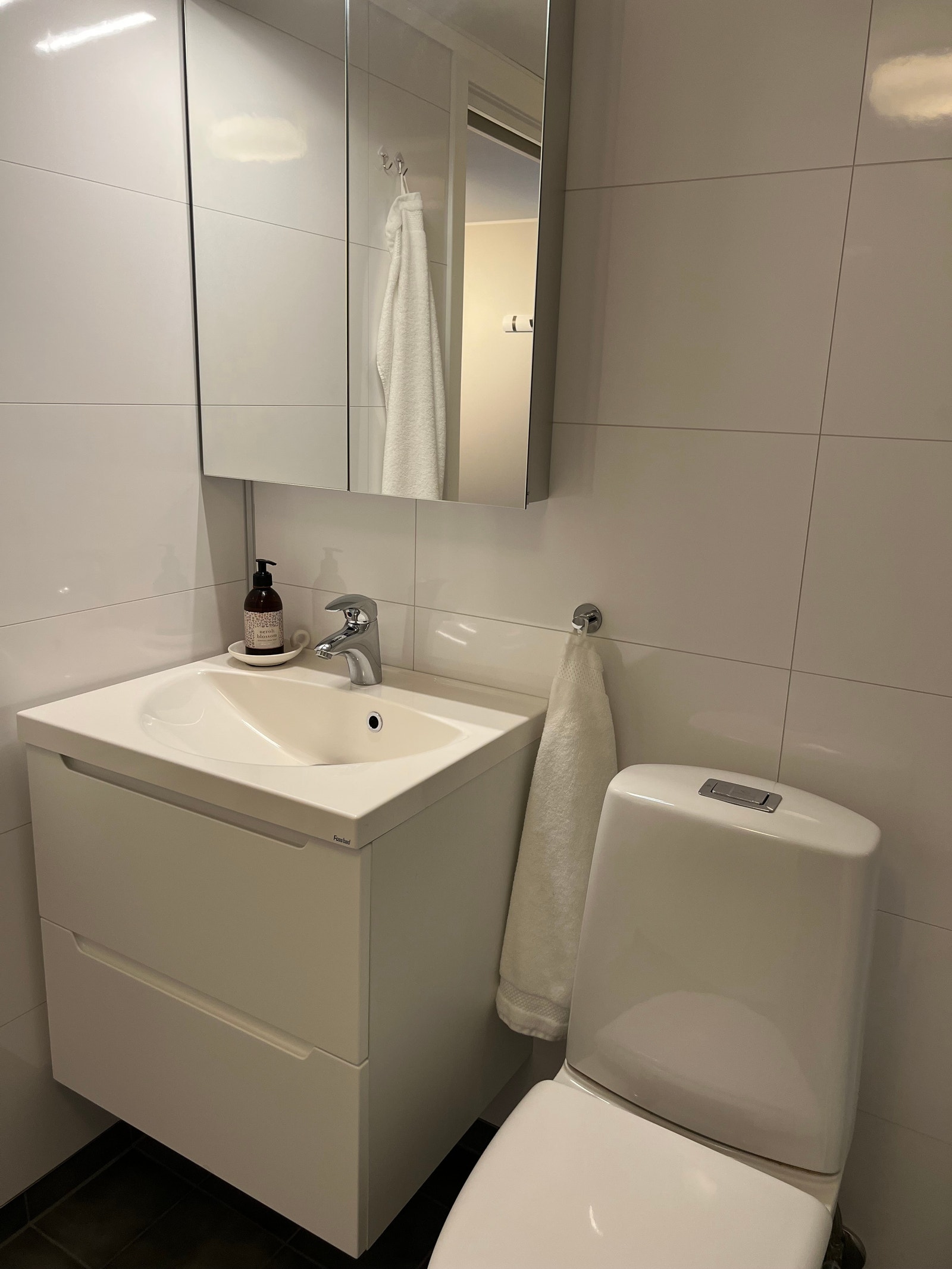 Baderomsinnredning og speilskap nytt i 2020 Galleribilde