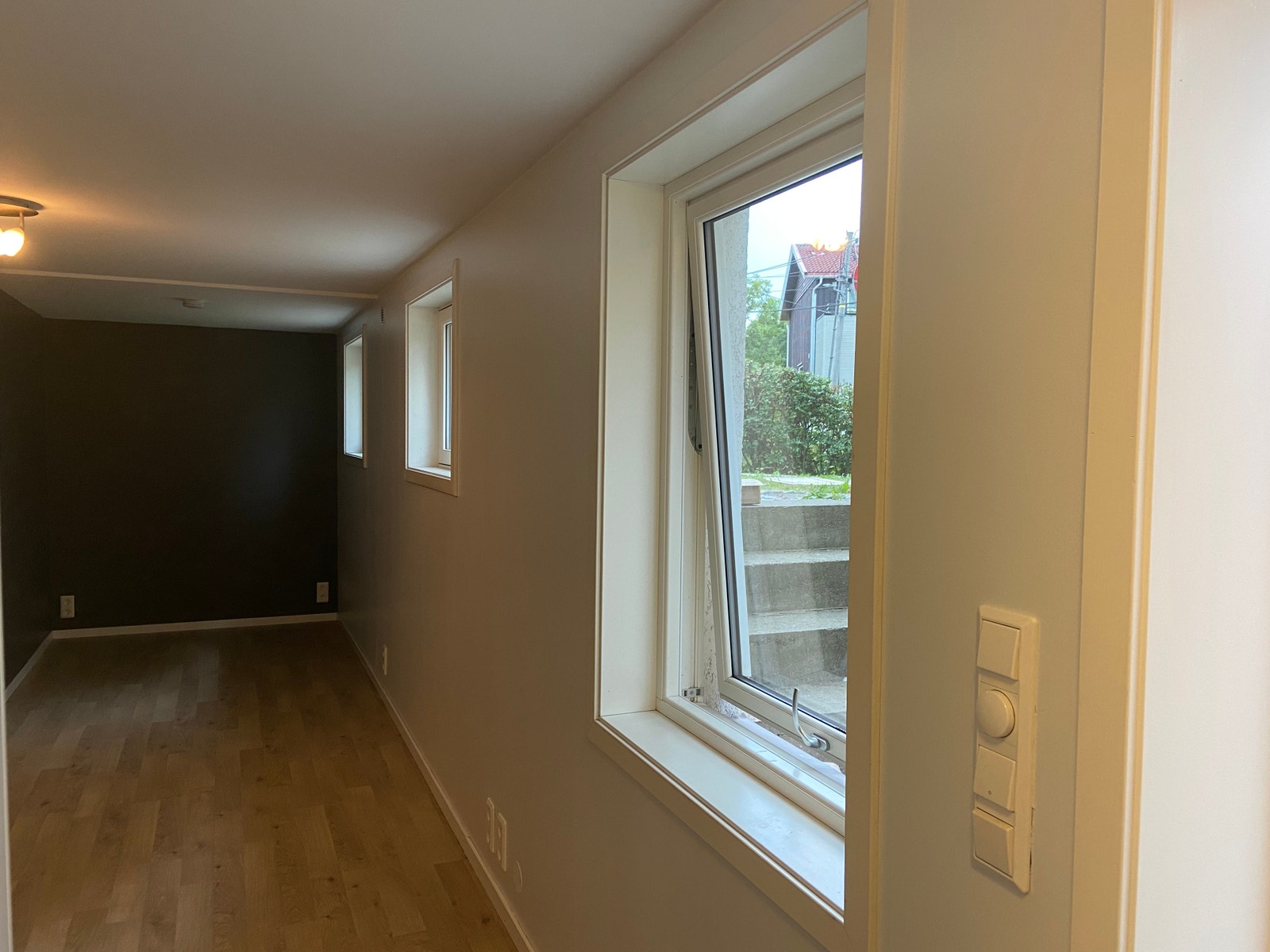 Tre vinduer, hvorav et stort og to små. Nytt gulv og nymalt i 2022 Galleribilde