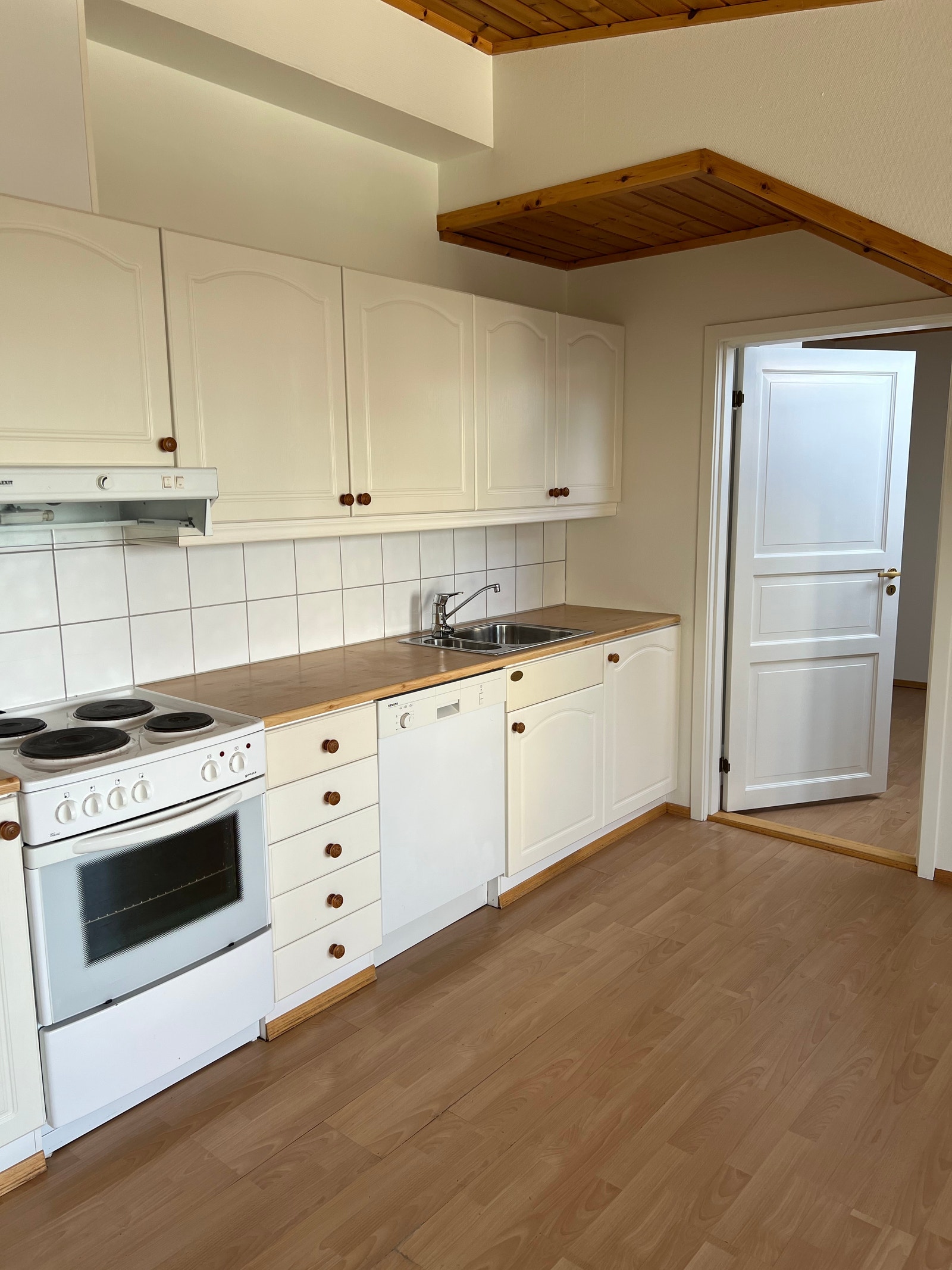 Kjøkken, med hvitevarer inkludert Galleribilde