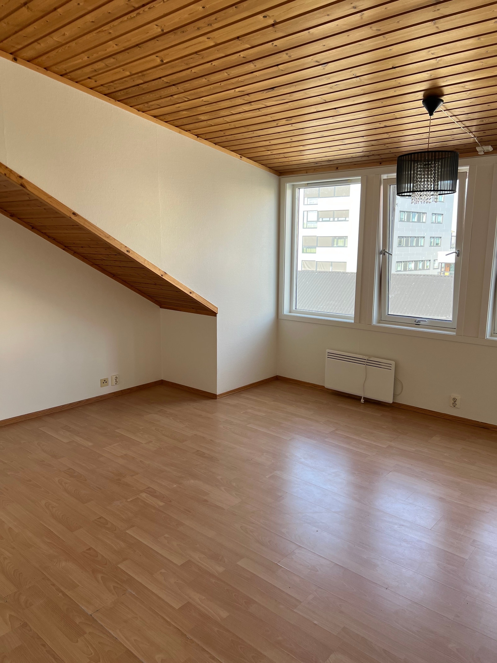 Lys og fin stue, med mange vinduer Galleribilde