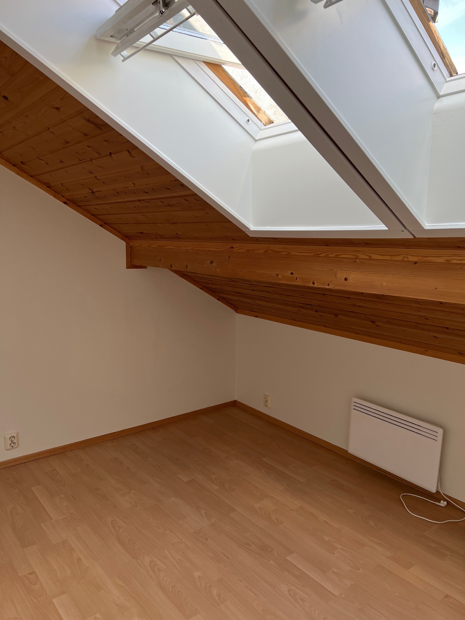 Soverom, med to takvinduer for både lys og luft Galleribilde