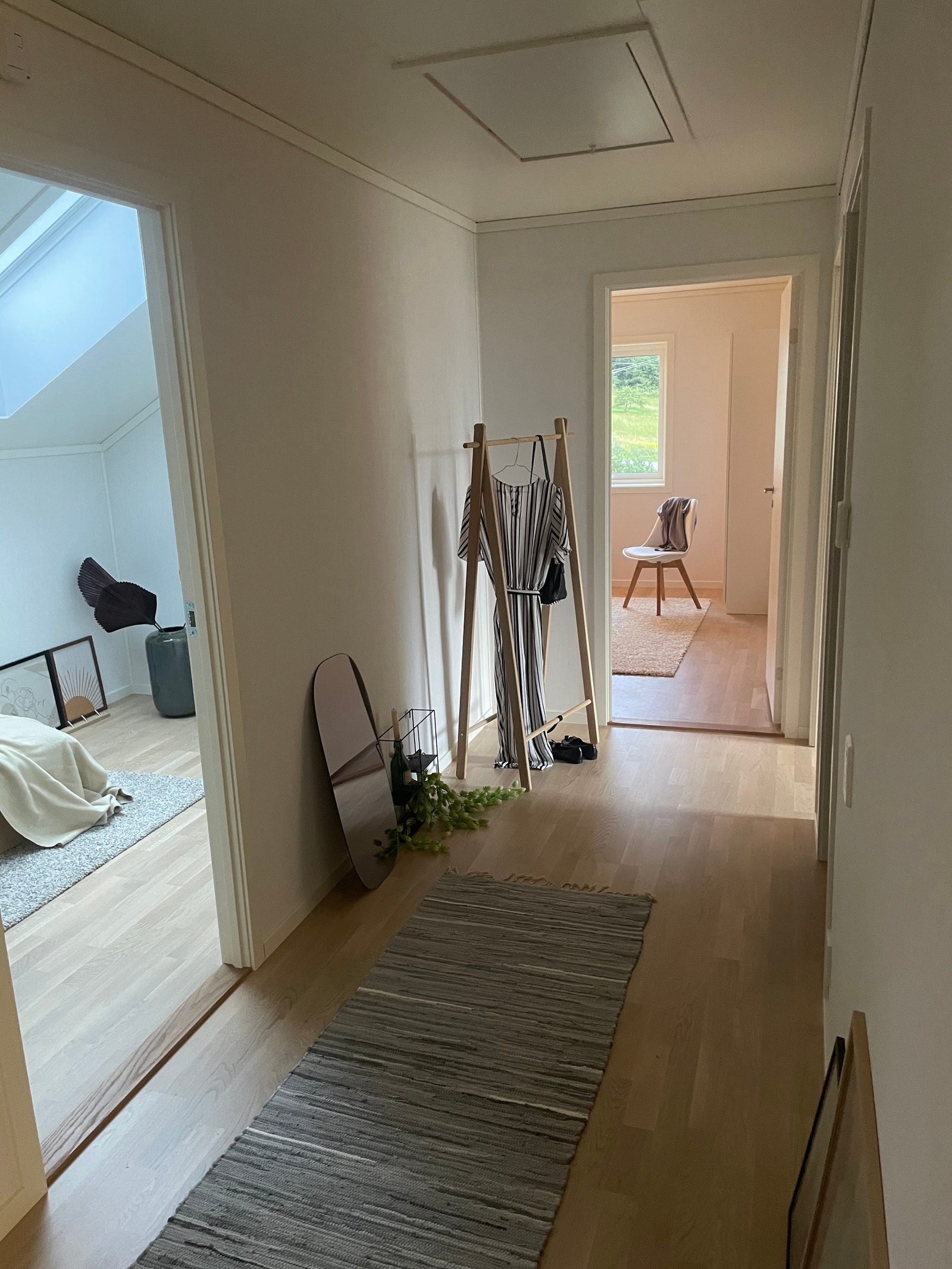 Romslig gang m/spotter Galleribilde