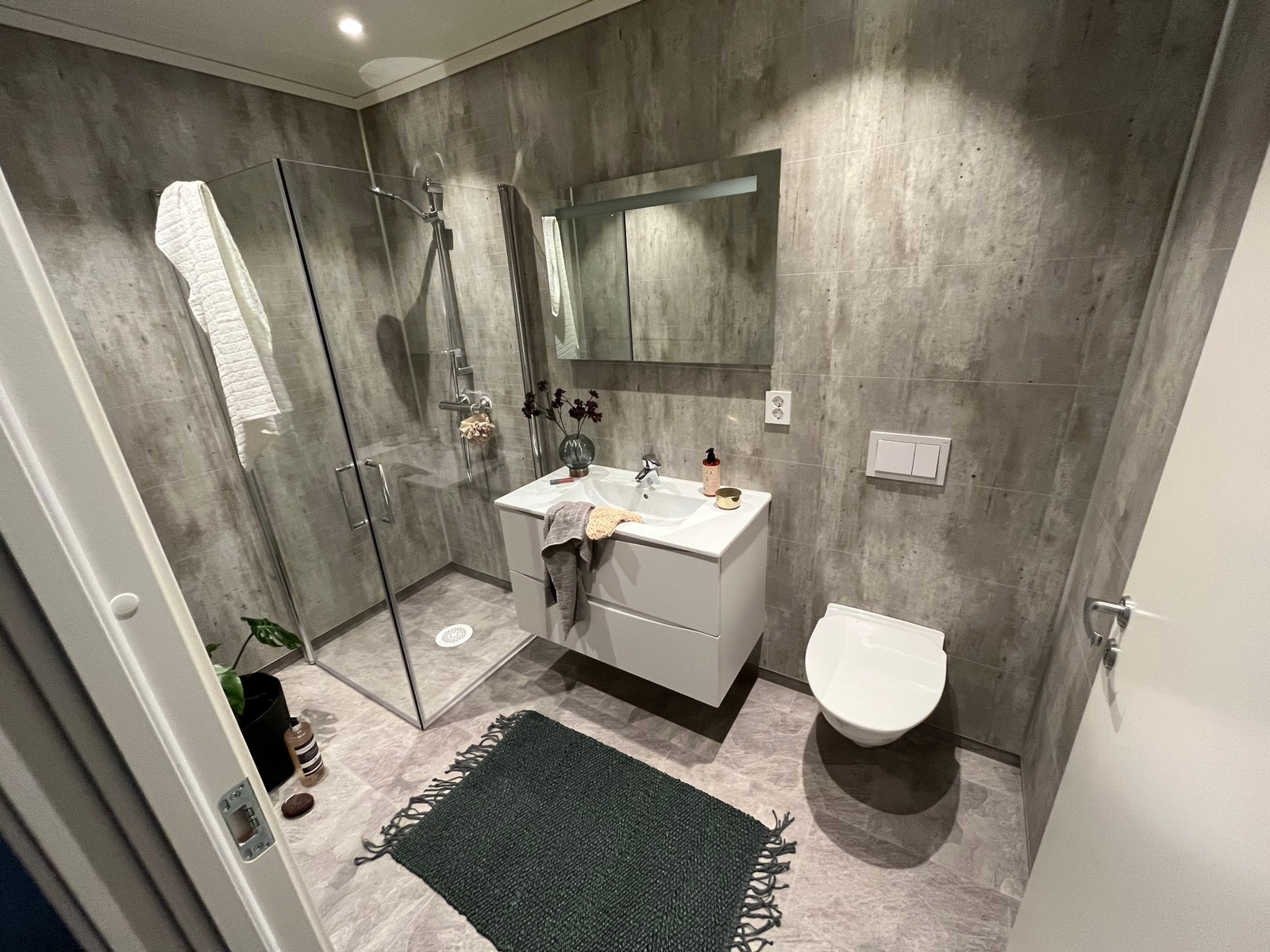 Bad m/innredning og spotter Galleribilde