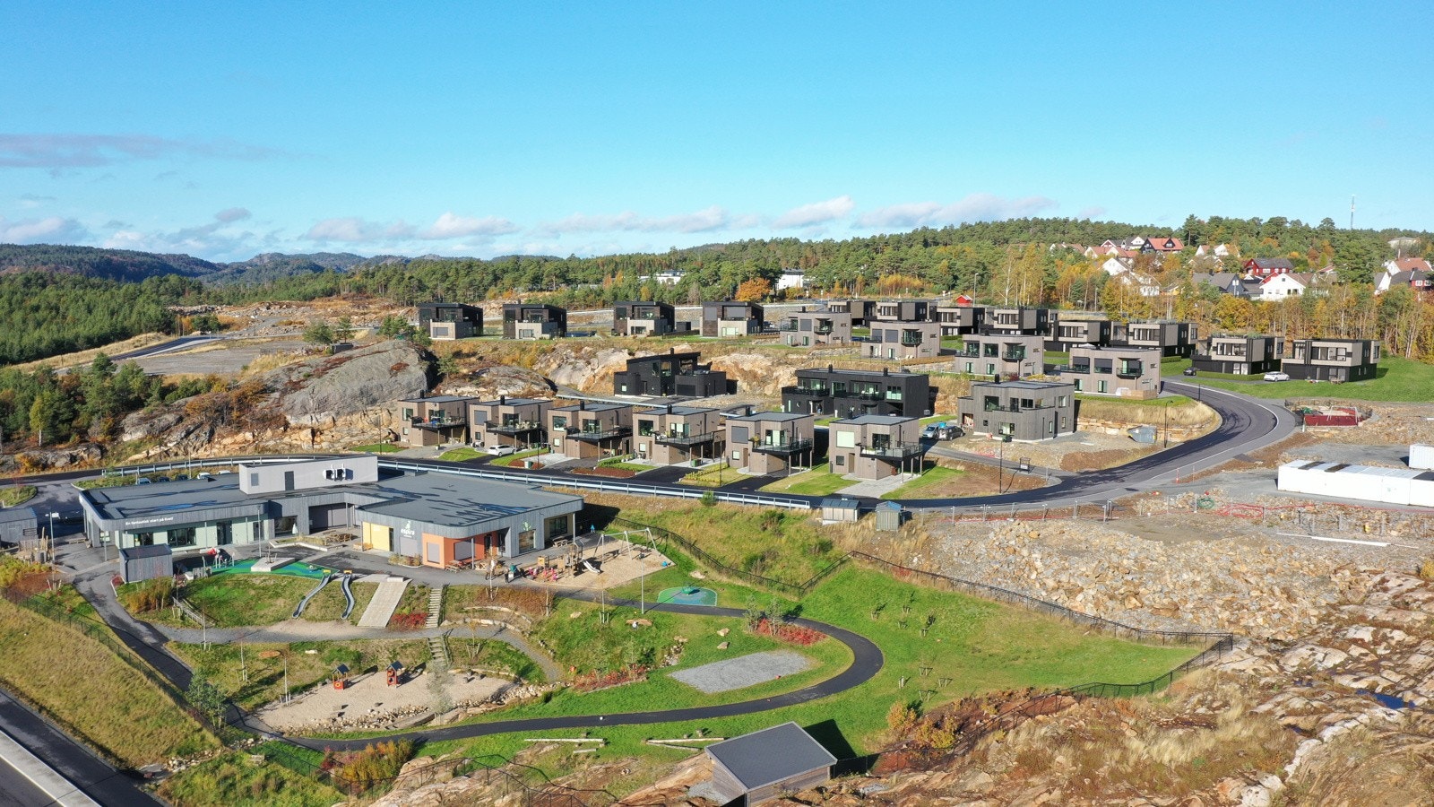 Solrikt og nyere boligfelt i Lillesand Galleribilde