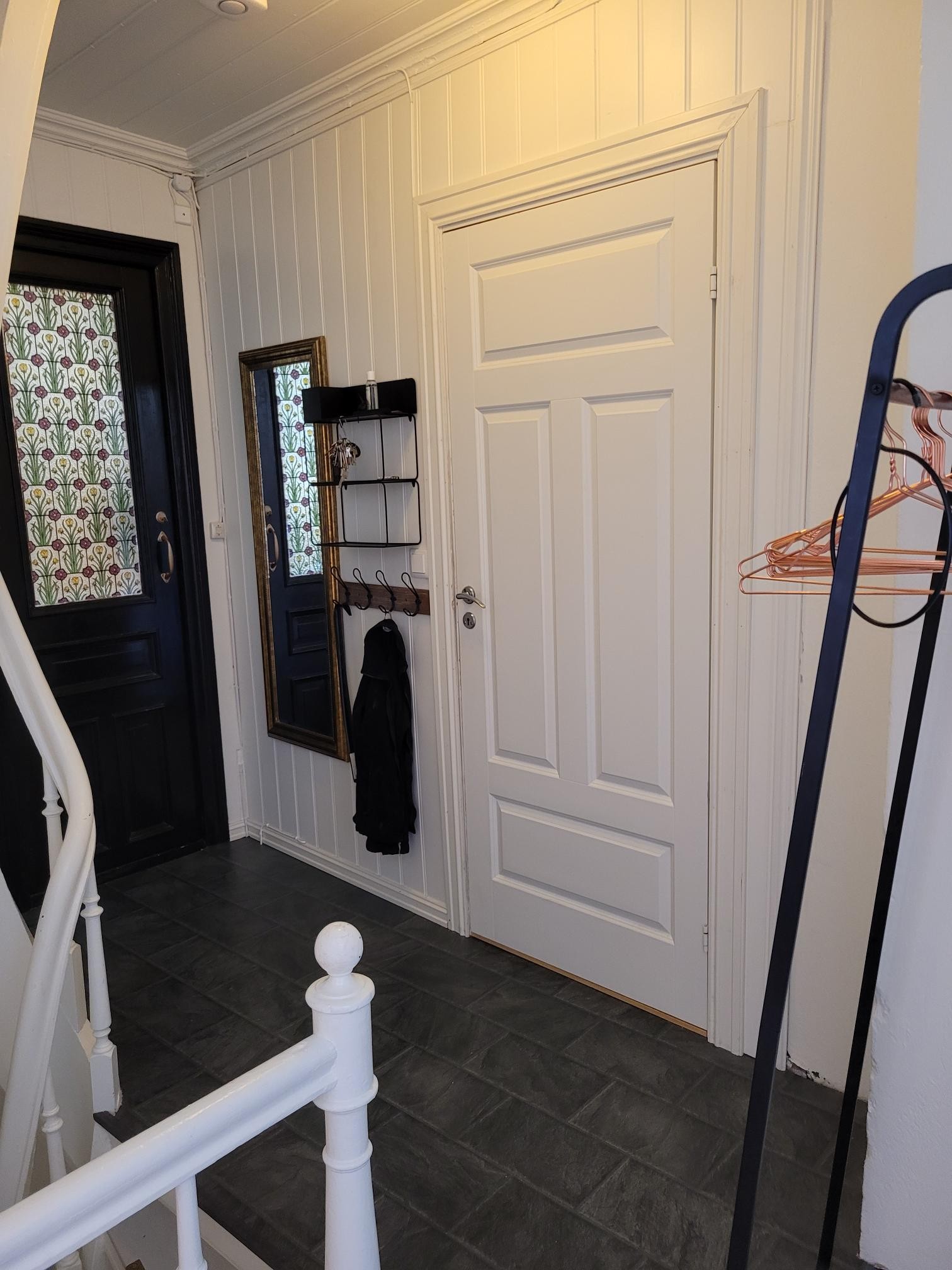 Hall med original dør. Galleribilde