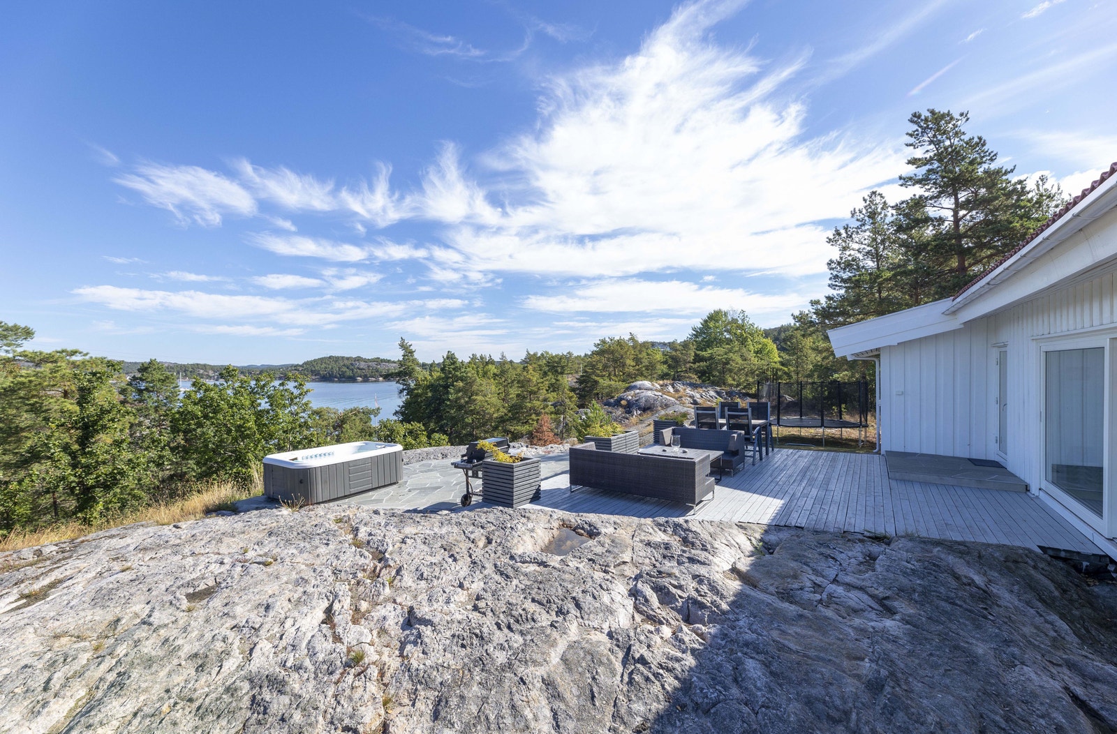 Terrasse i Oppdalskifer ved grill og Hotspring massajsebad Galleribilde