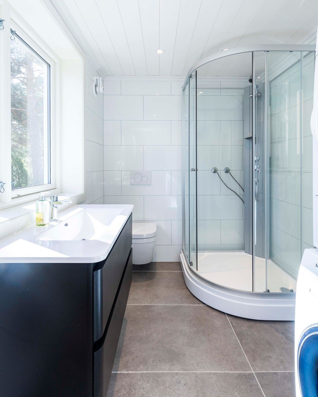 Eget bad tilknyttet "master bedroom", med varmekabler, vegghengt toalett, LED downlights, speil med dimbare LED-lys, samt servantskap og dusjkabinett. Hans Grohe blandebatteri Galleribilde