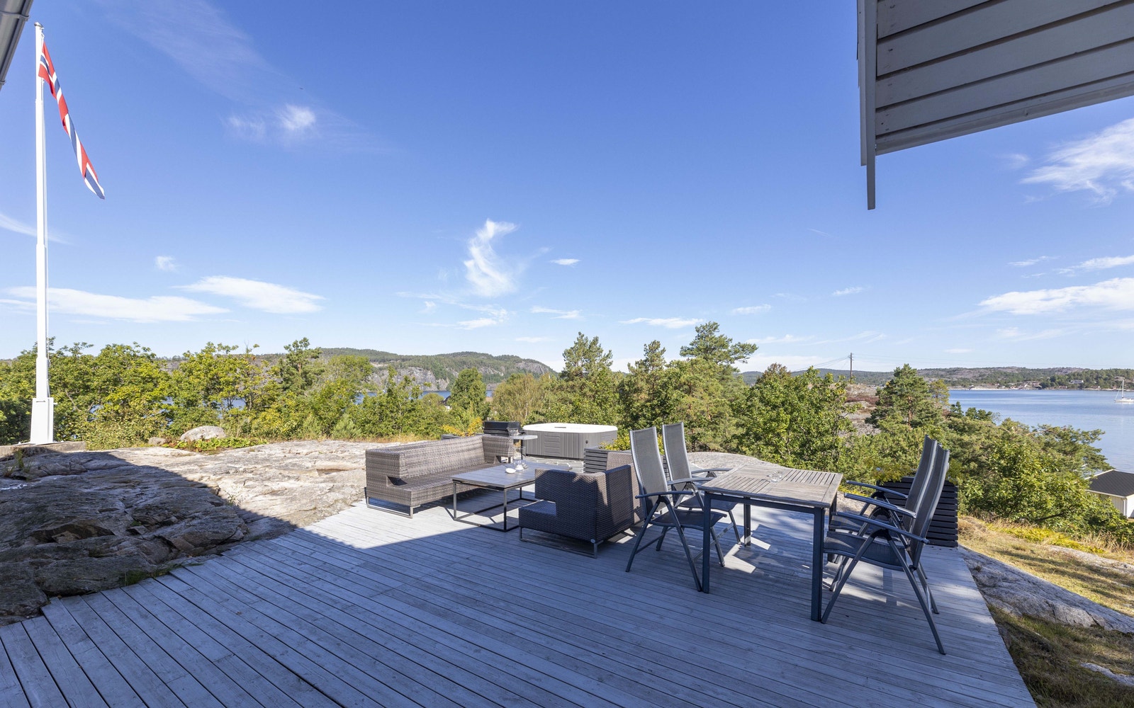 Usjenert terrasse med nydelig utsikt og sol fra morgen til kveld Galleribilde