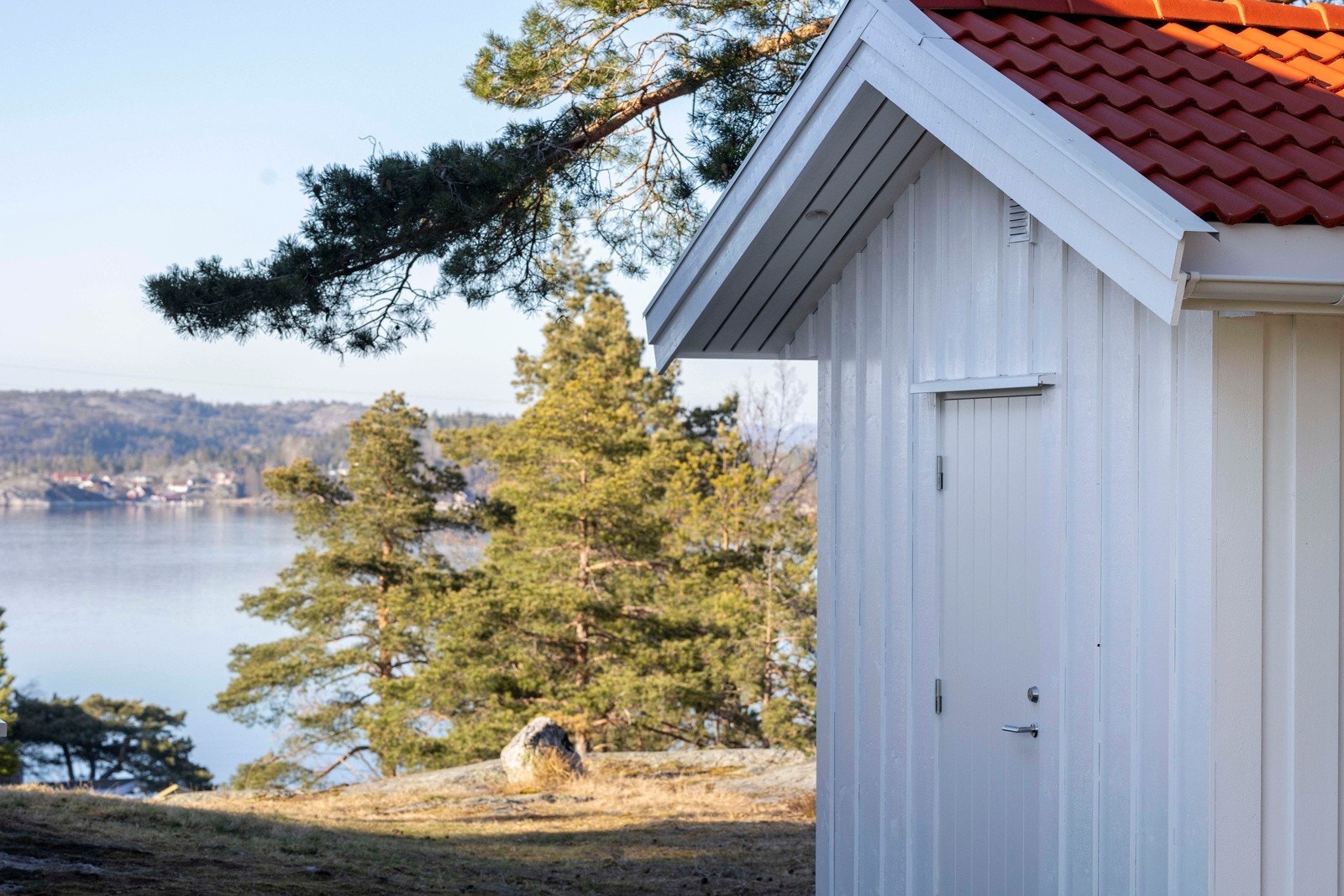 Også fra uthuset er det flott utsikt til Borteid og Skiensund Galleribilde