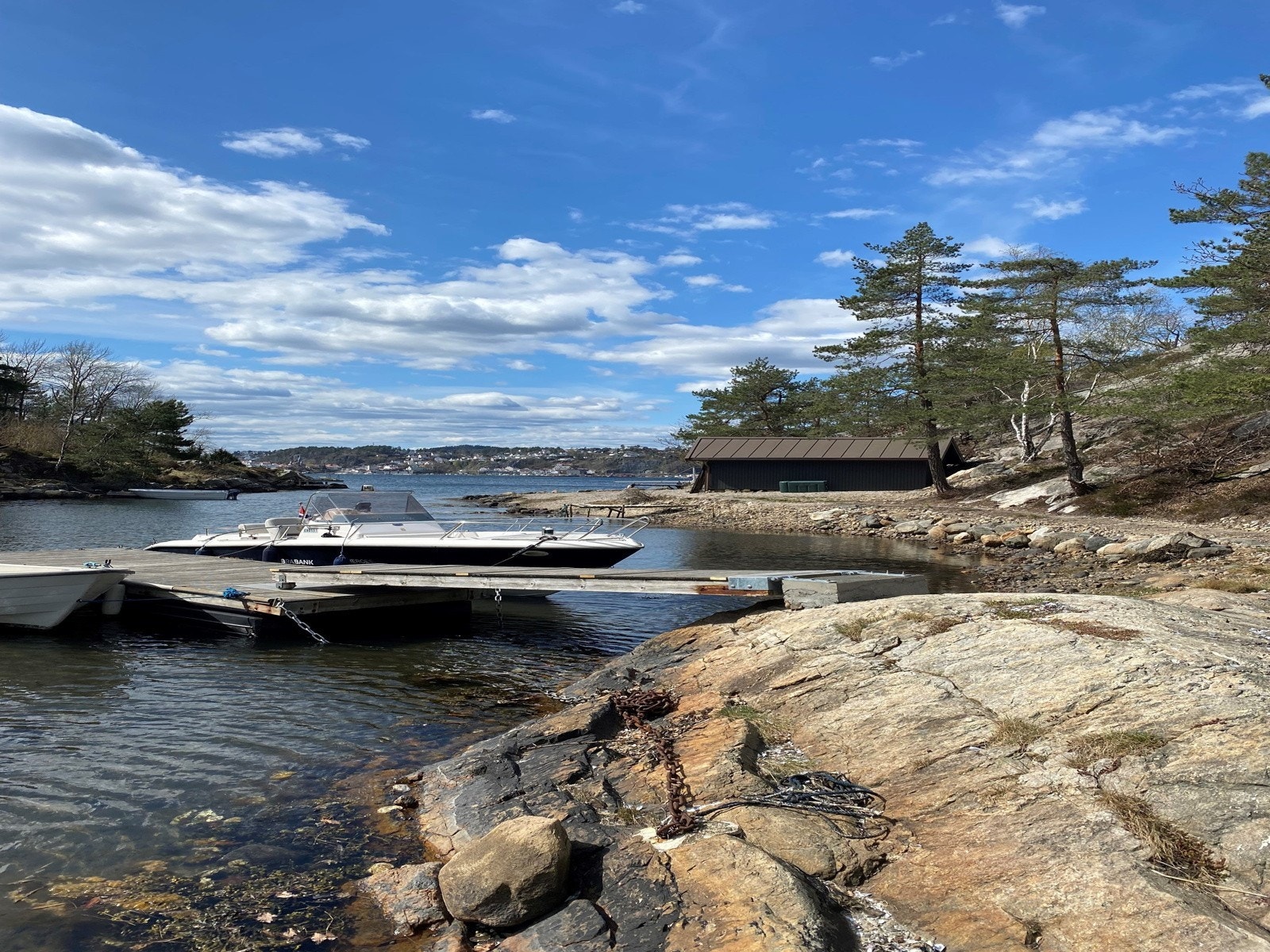 Egen strandlinje på 75-80 meter. Egen flytebrygge Galleribilde