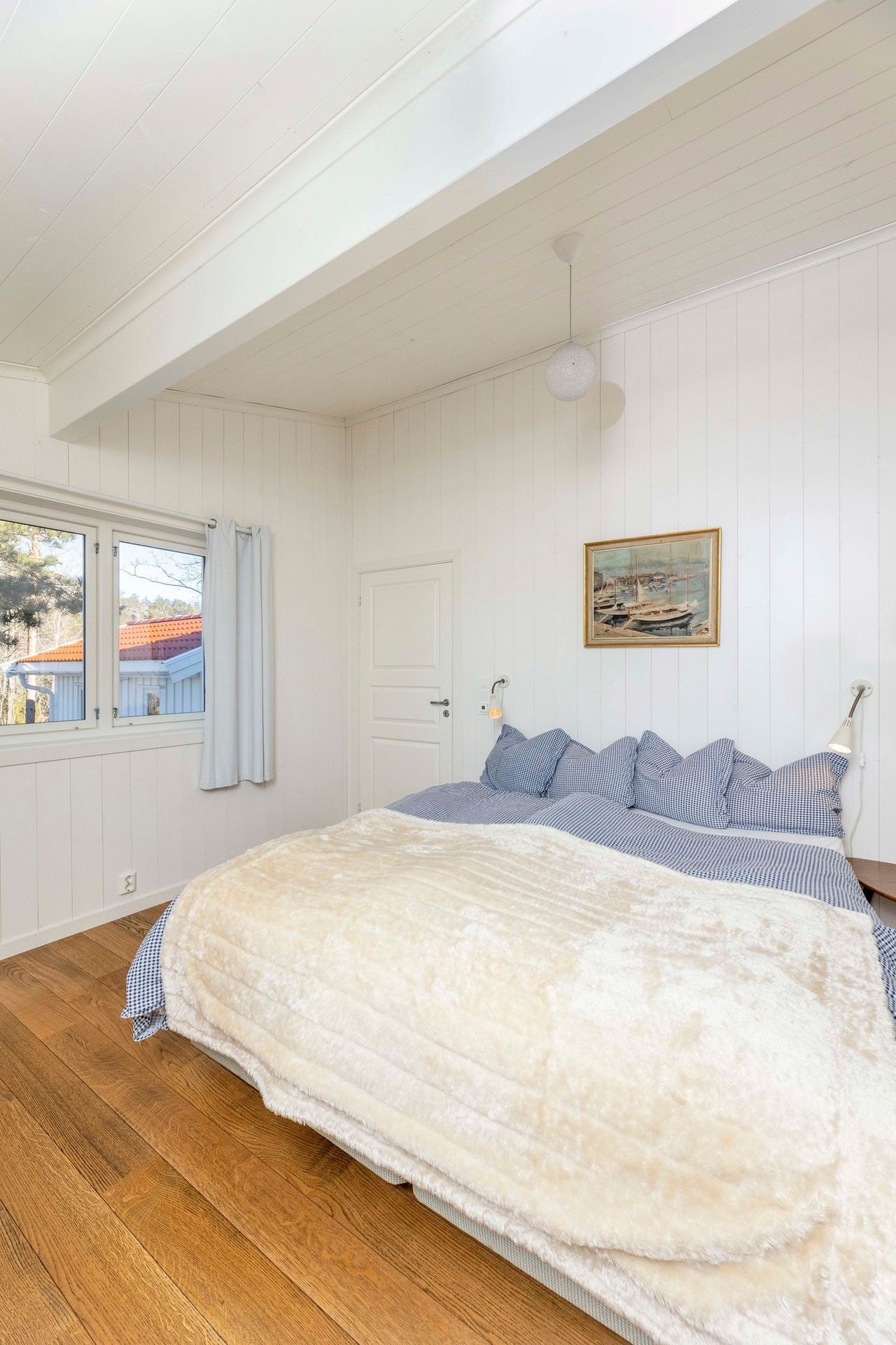 "Master bedroom" med inngang til eget bad Galleribilde