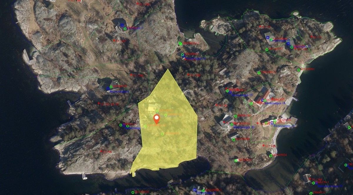 Eiendommen har 6809m2 eiet tomt. Mye boltreplass for lek, ballspill, trampoline og hygge! Strandlinje og brygge Galleribilde