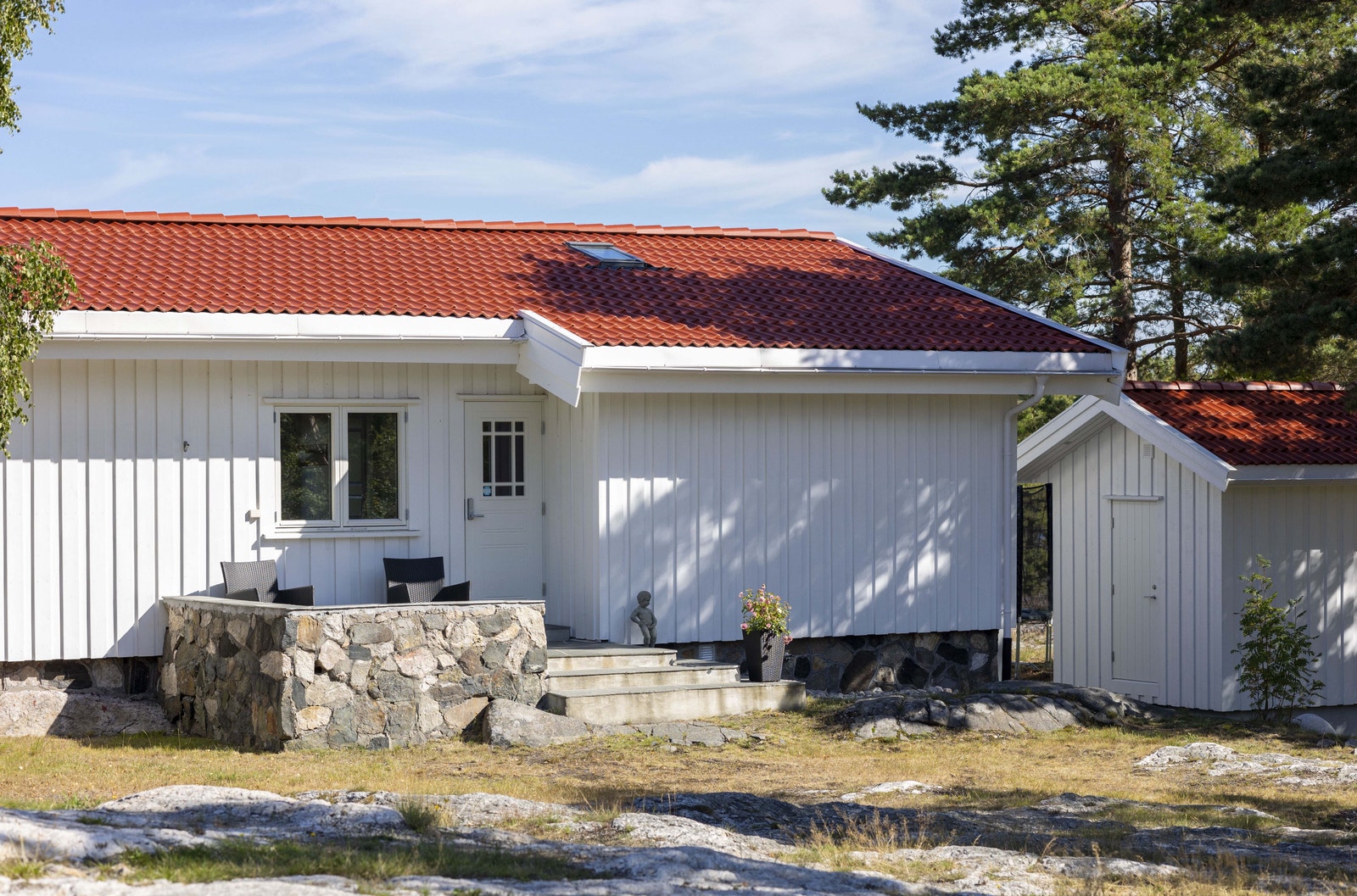 Skiferlagt terrasse mot tunet, hvor morgenkaffen kan nytes Galleribilde