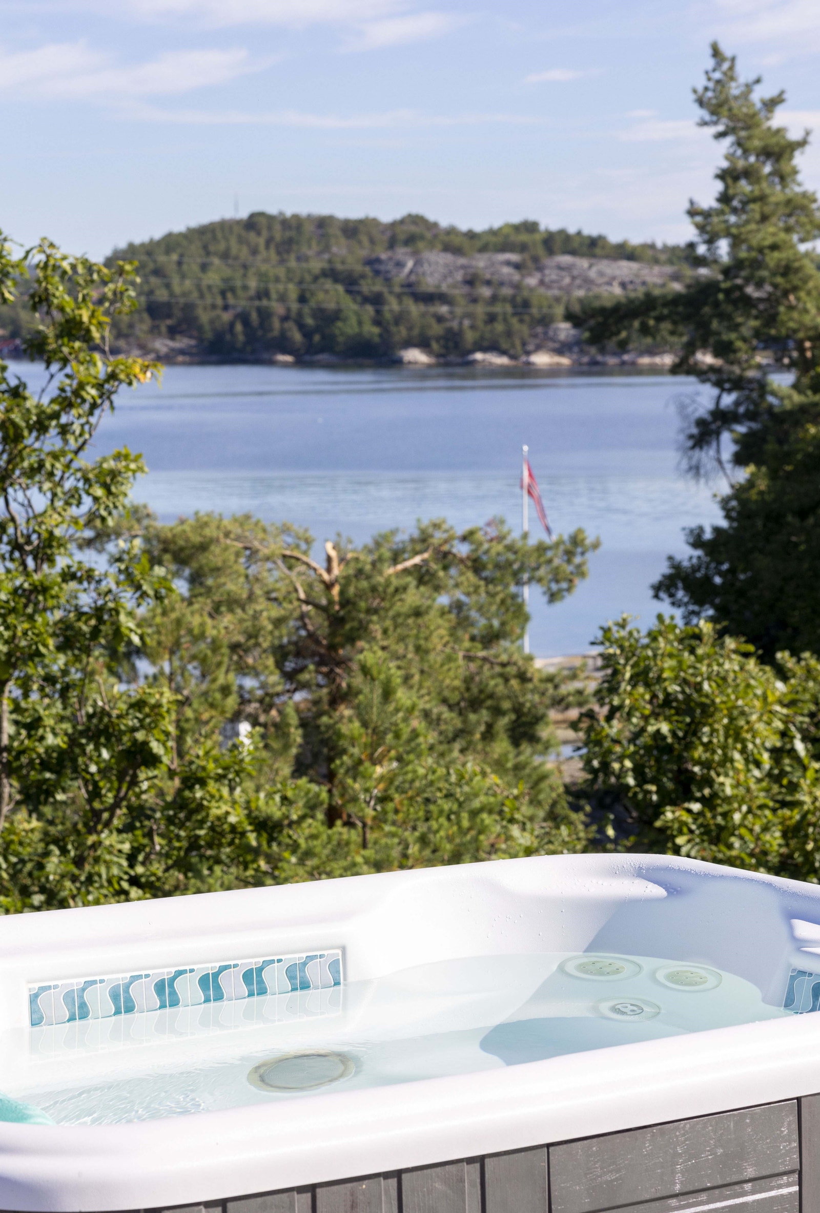 Hotspring massasjebad. Utsikt mot Borteid og deler av Skiensund Galleribilde