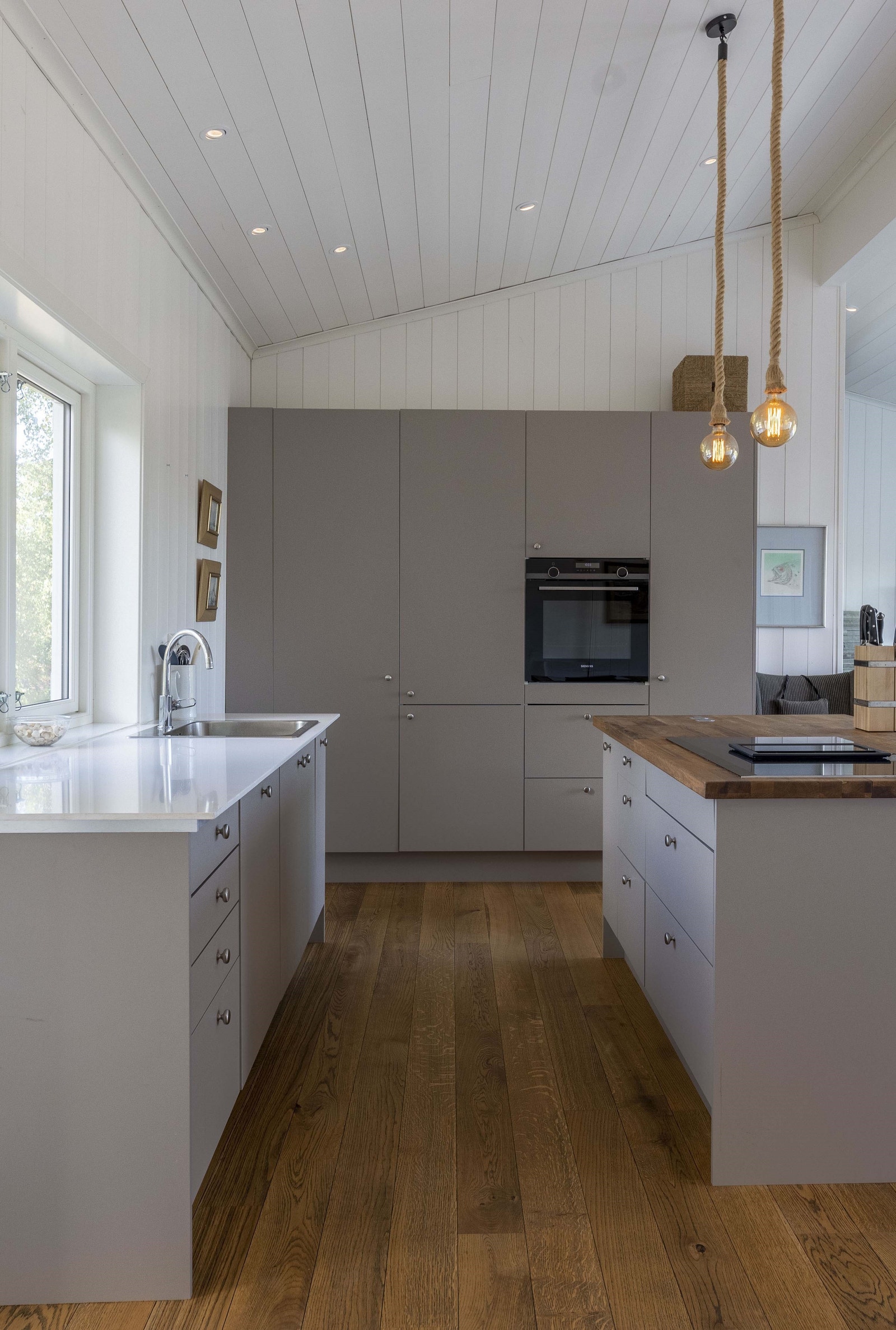 Oppvaskbenk i stein fra fra Silestone. Helintegrert Siemens iQ oppvaskmaskin Galleribilde