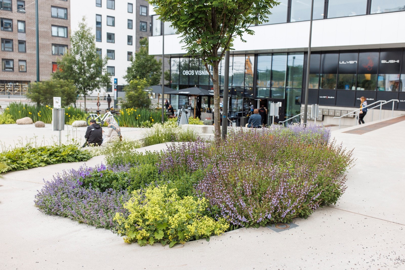 Møteplassen Ulven Torg hvor alt skjer: Her finner du butikker, kafe, take-away og selvfølgelig offenlig kommunikasjon. Galleribilde