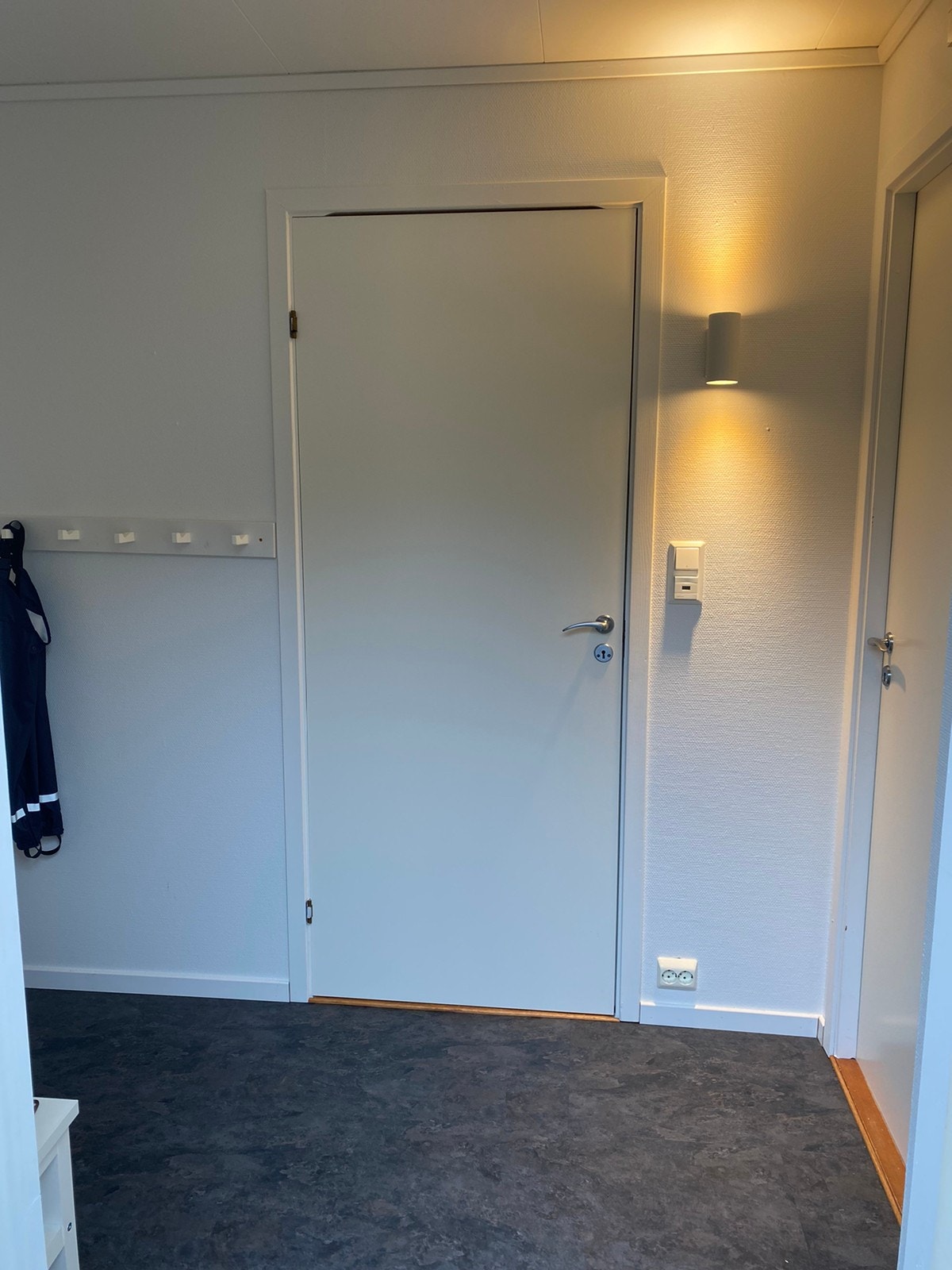Gang med god plass til yttertøy og sko har gulvvarme Galleribilde