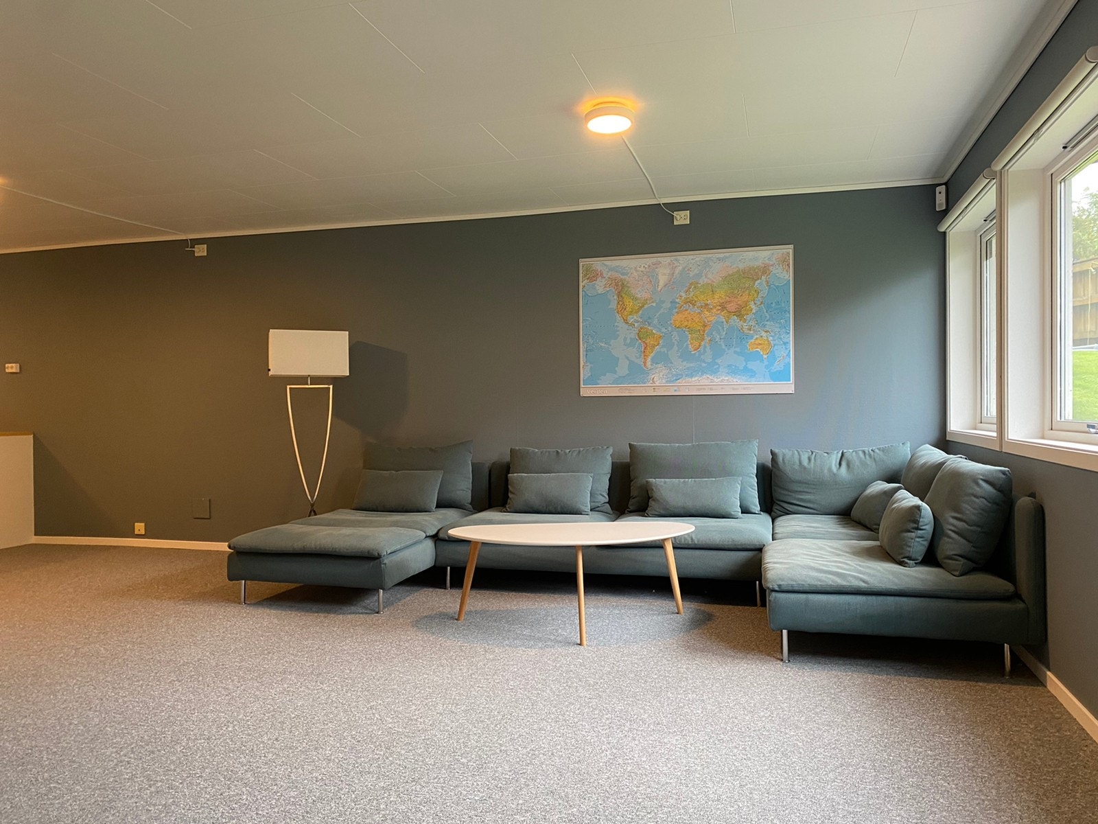 Romslig stue med god plass til møblering Galleribilde