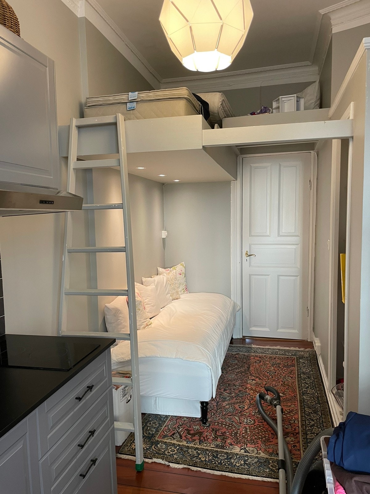 Sovealkove med hems Galleribilde
