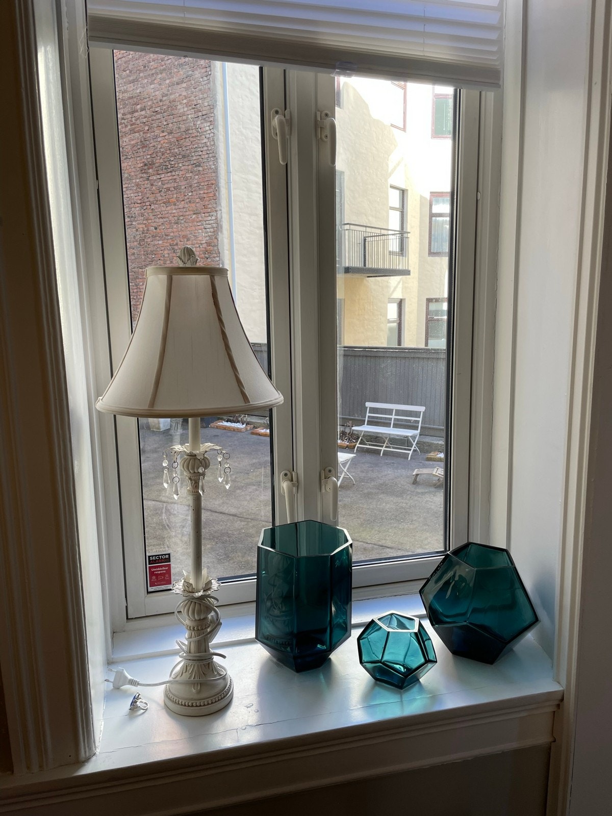 Utsikt til stille bakgård Galleribilde
