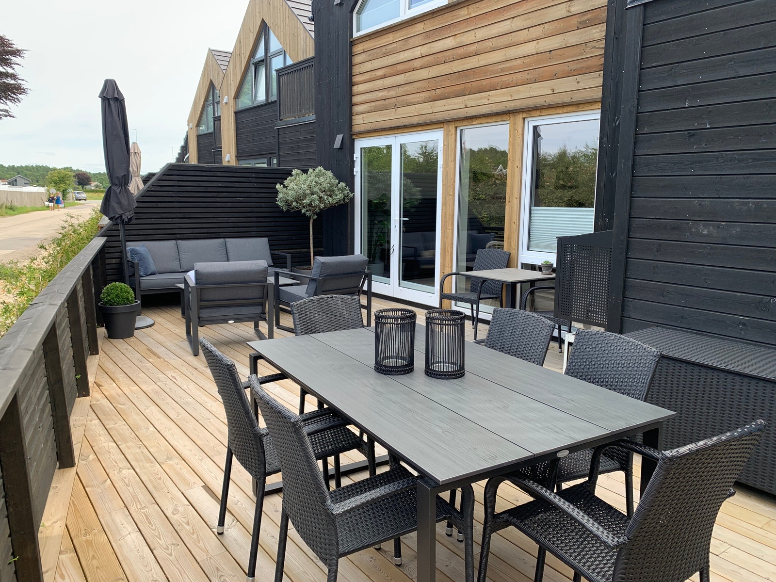 Stor terrasse med god plass til mange Galleribilde