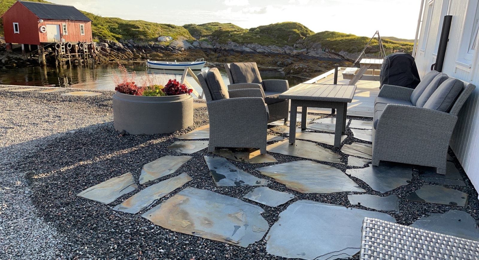 Utemøbler som kan flyttes på. Det er fint å sitte ute på både innsiden mot bukta og på utsiden mot havet. Galleribilde