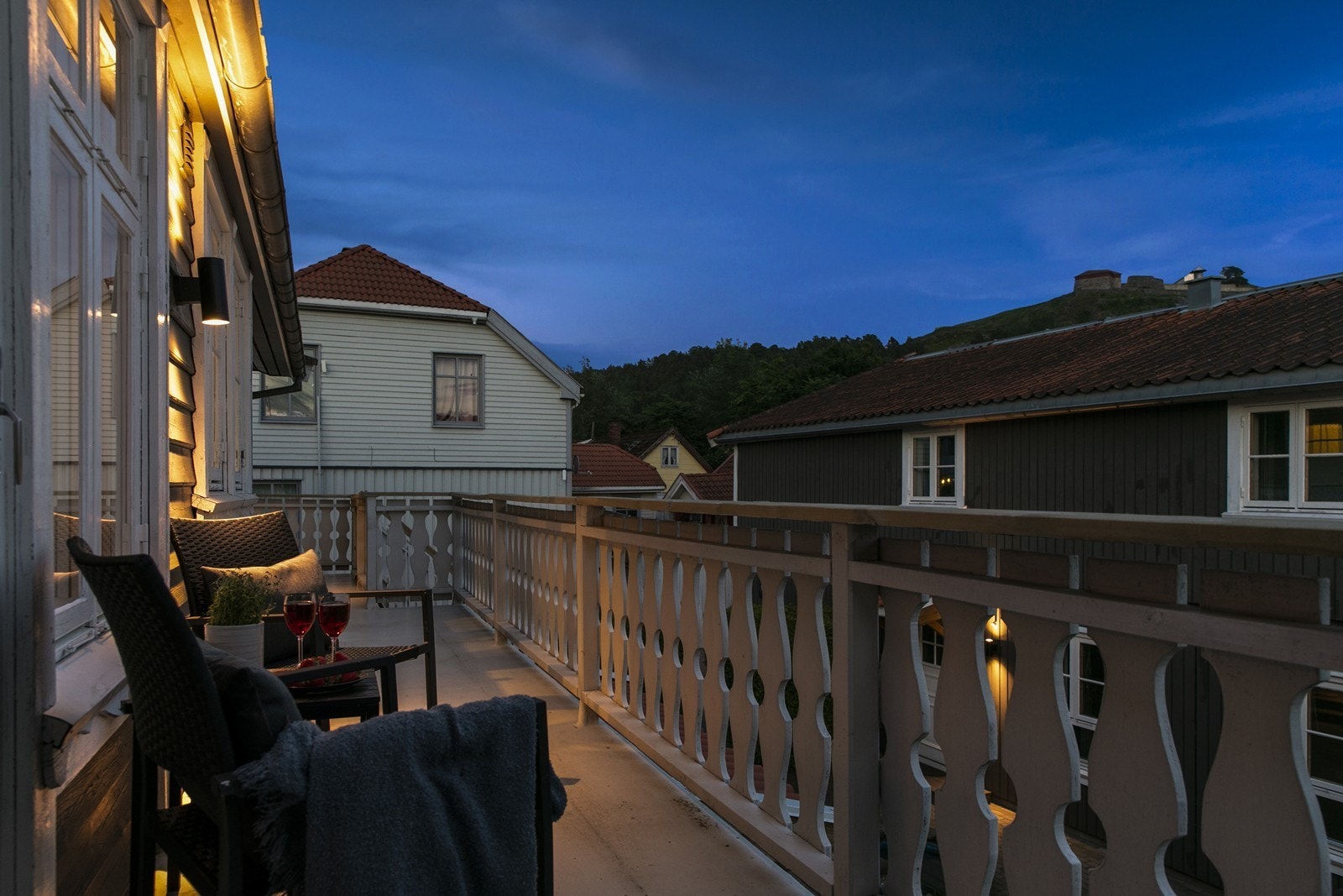 Veranda med utsikt opp mot festningen. Foto: Tore Blindheim Galleribilde