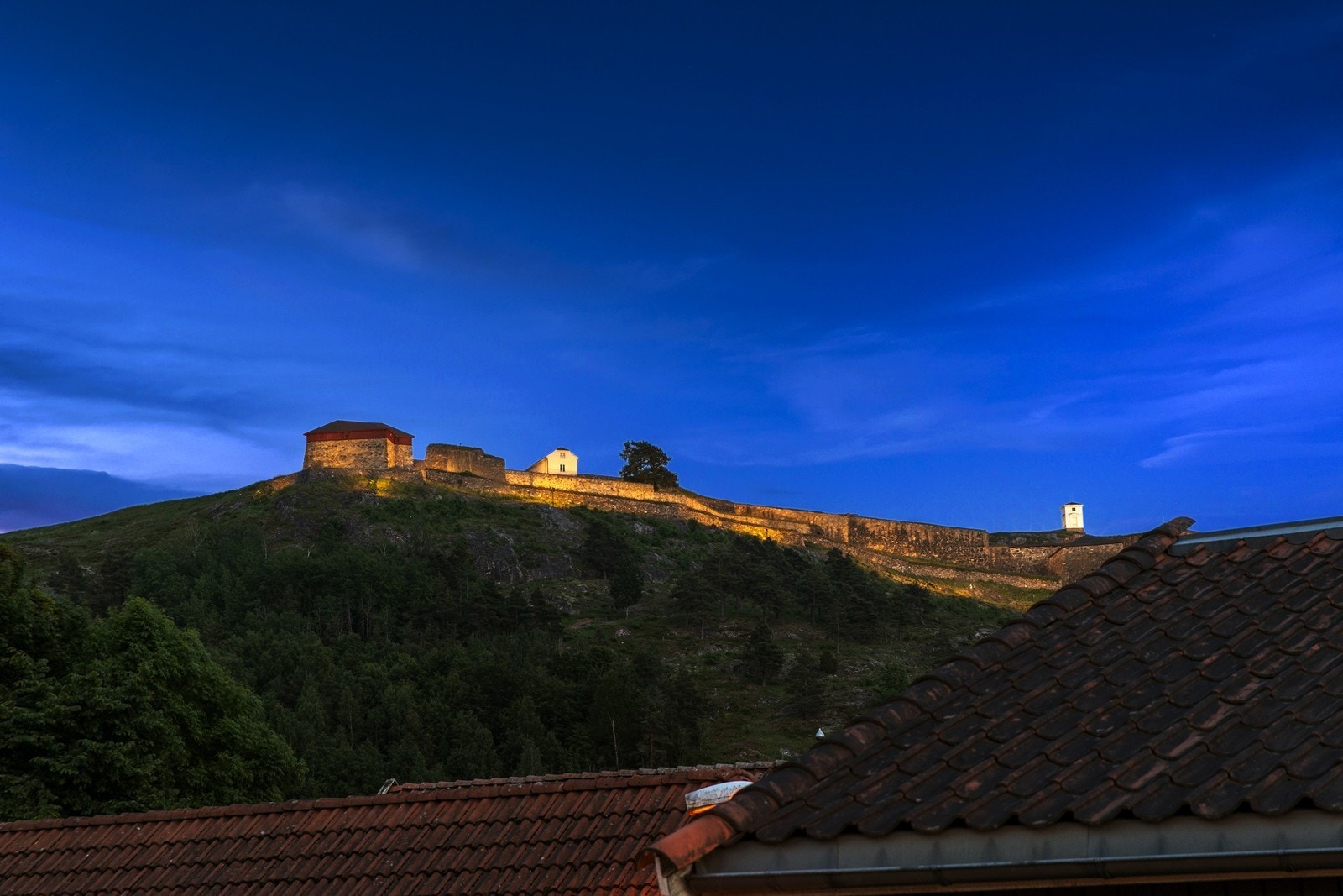 Utsikt opp mot festningen. Foto: Tore Blindheim Galleribilde