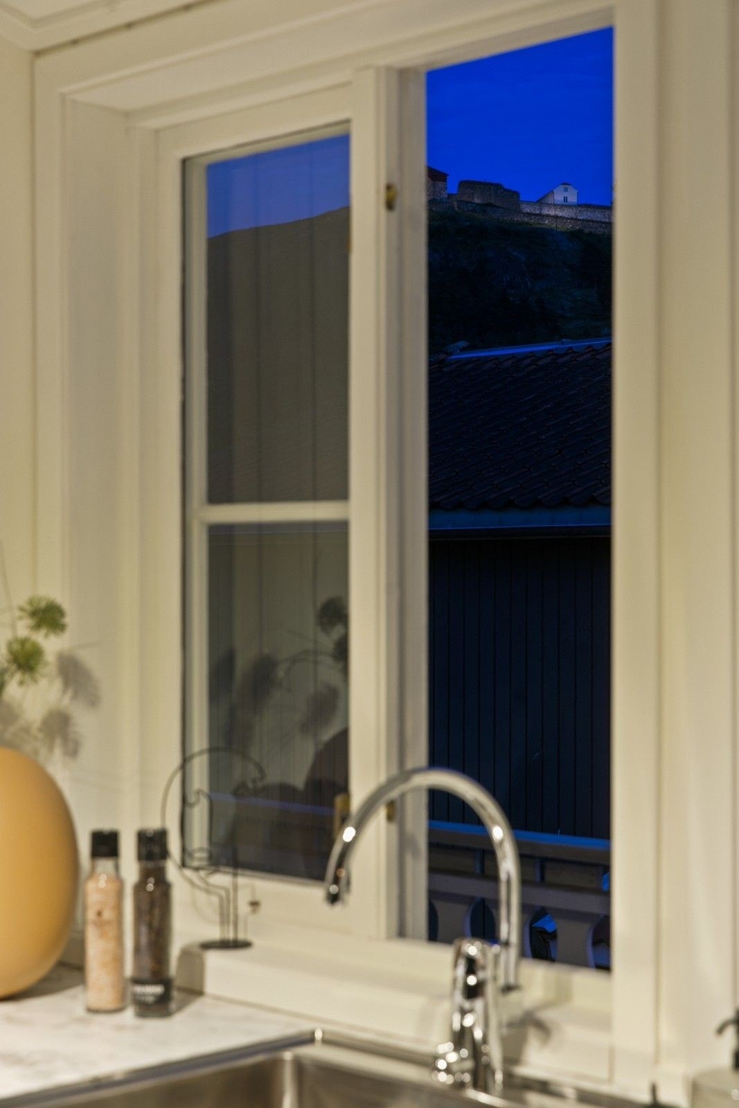 Utsikt mot festningen fra kjøkken. Foto: Tore Blindheim Galleribilde