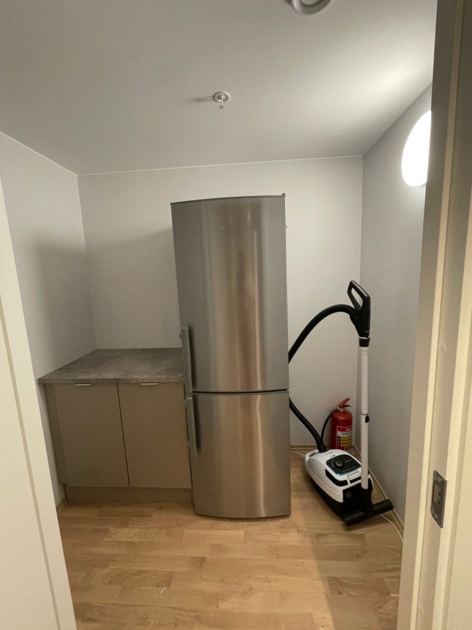 Bod med kjøleskap og oppbevaring Galleribilde