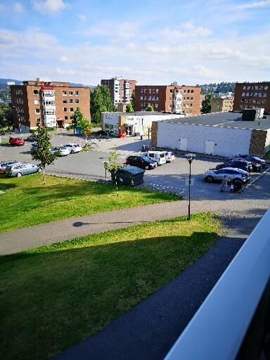 Utsikt over parkering og nærbutikken Joker Galleribilde