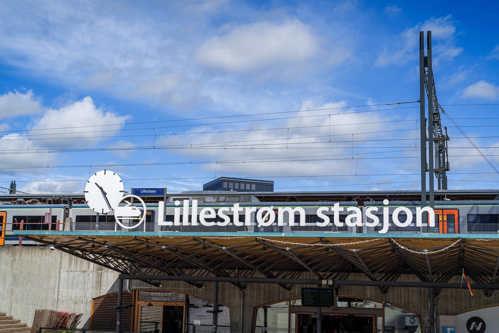 Fra Lillestrøm stasjon kan du komme til Oslo på 10 min eller Gardemoen på 12 min. Galleribilde