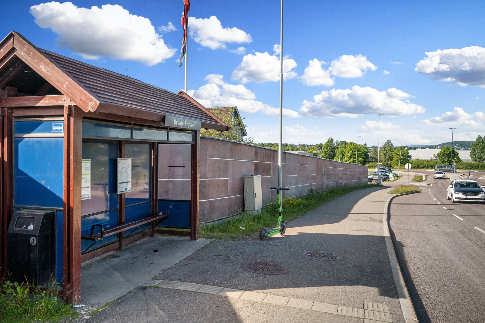 Bussholdeplassen ligger rett utenfor boligfeltet. Galleribilde