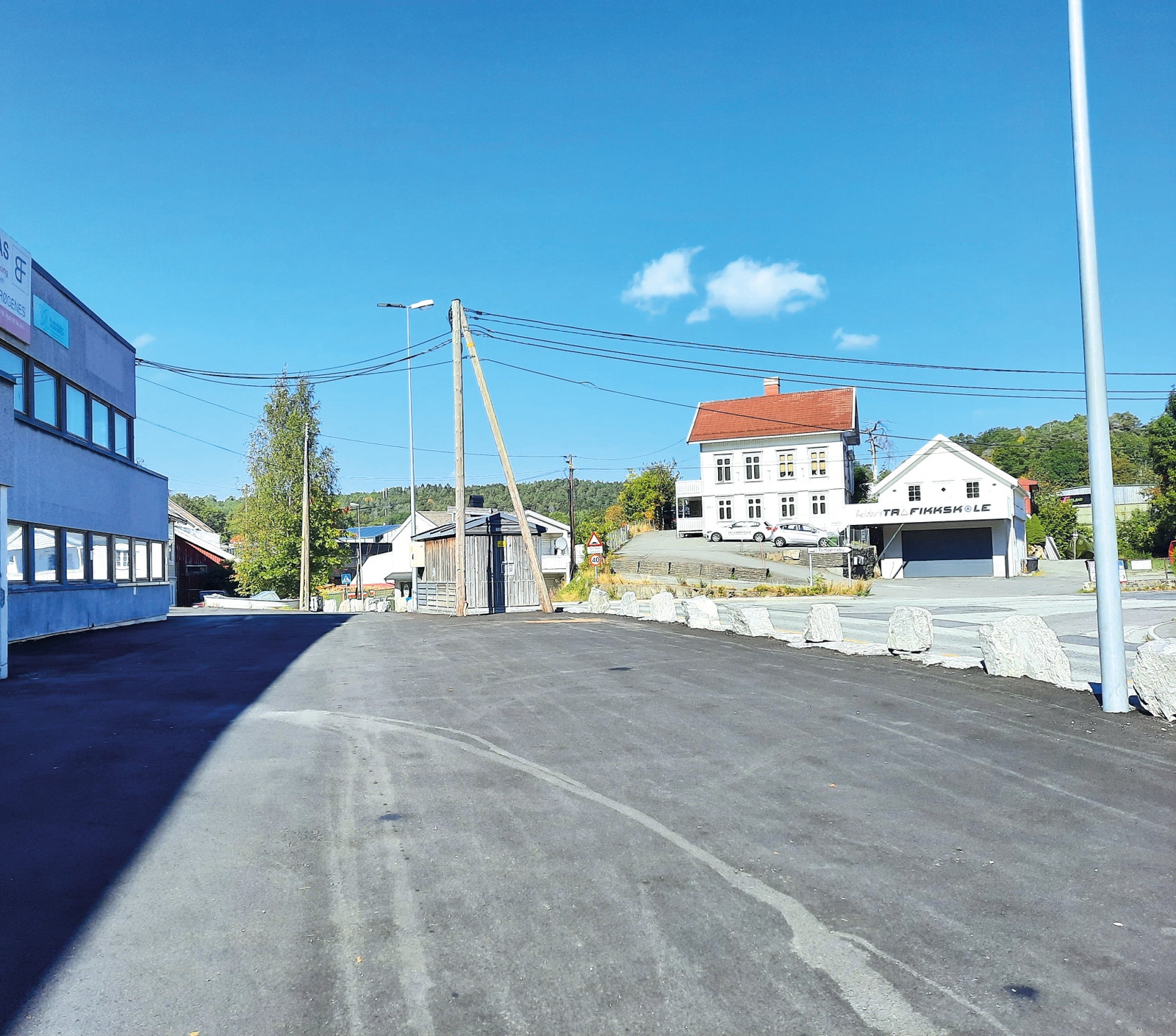 Stor parkeringsplass med enkel adkomst Galleribilde