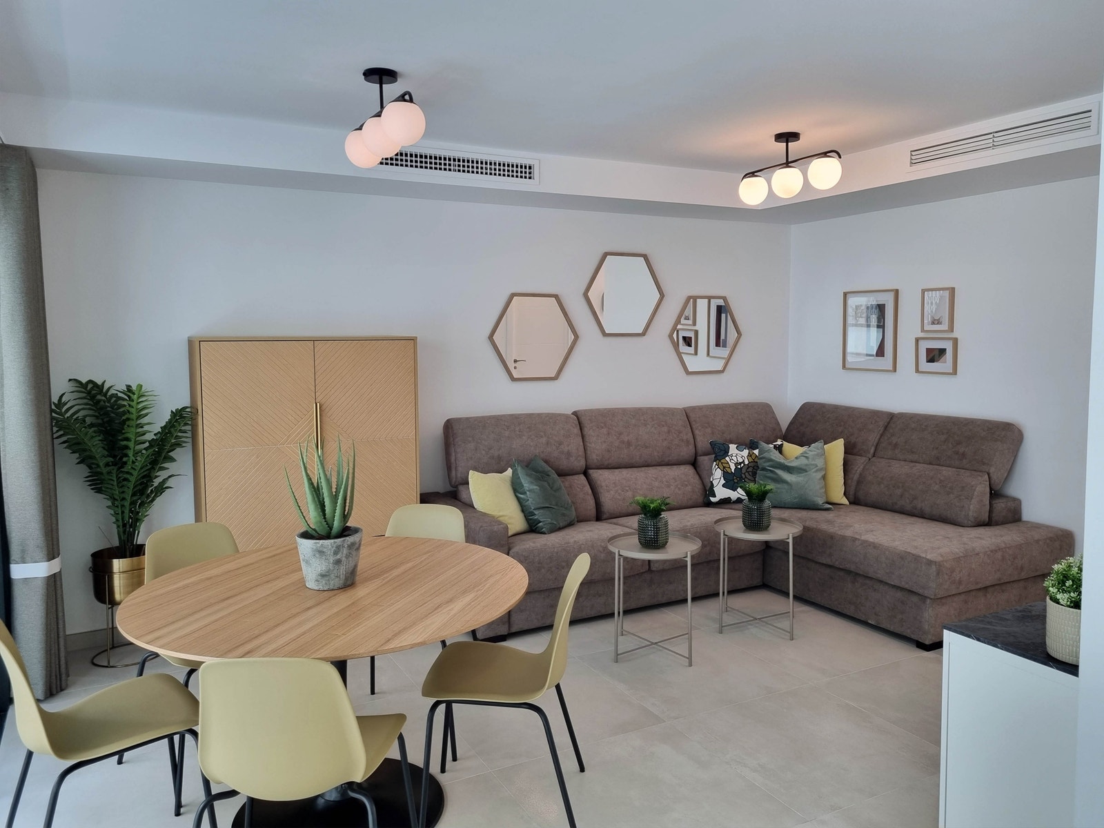 Koselig stue med behagelig sovesofa og med 65 smart tv Galleribilde