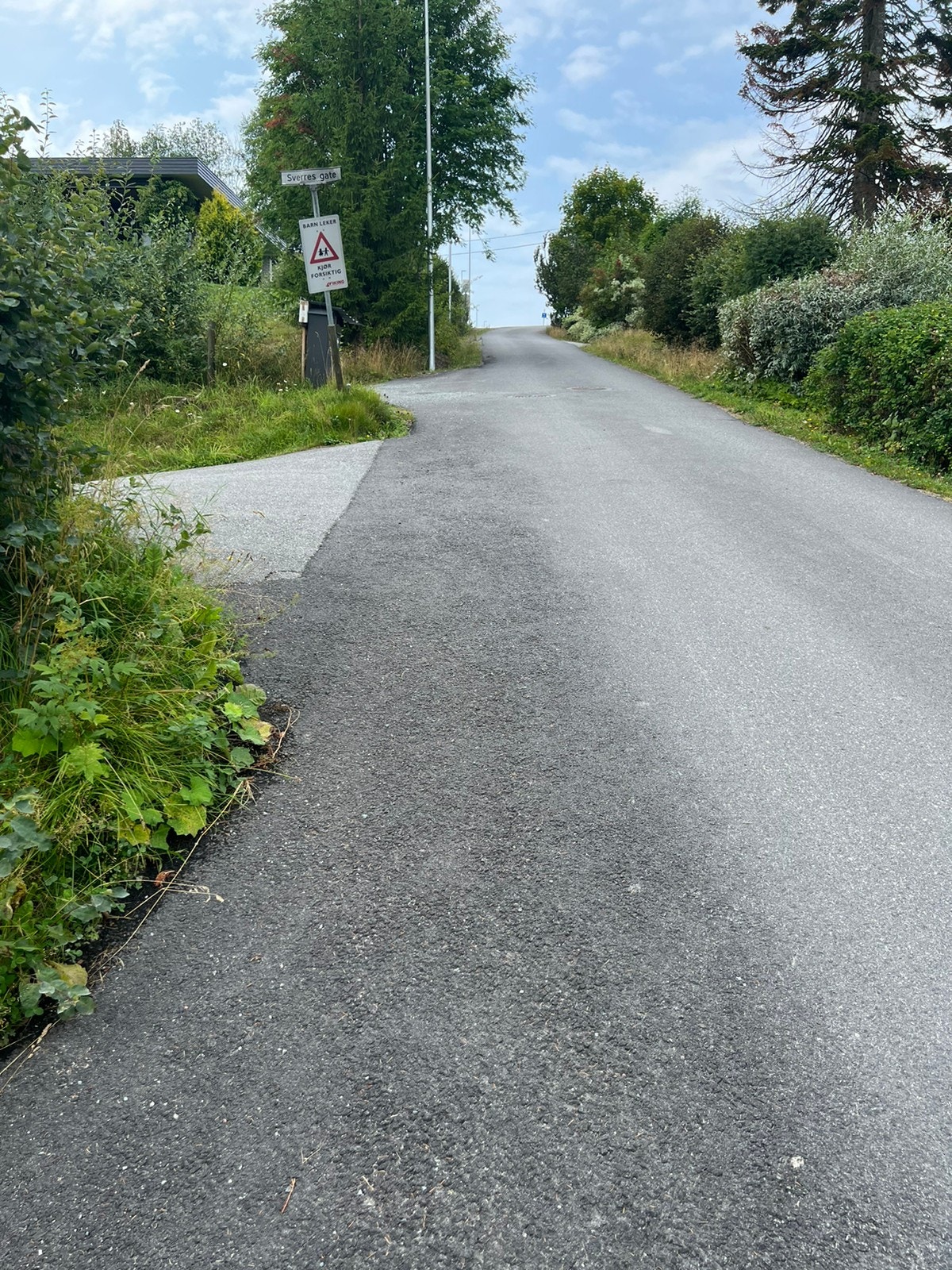 Veien opp til Marikolen skole og barnehage Galleribilde