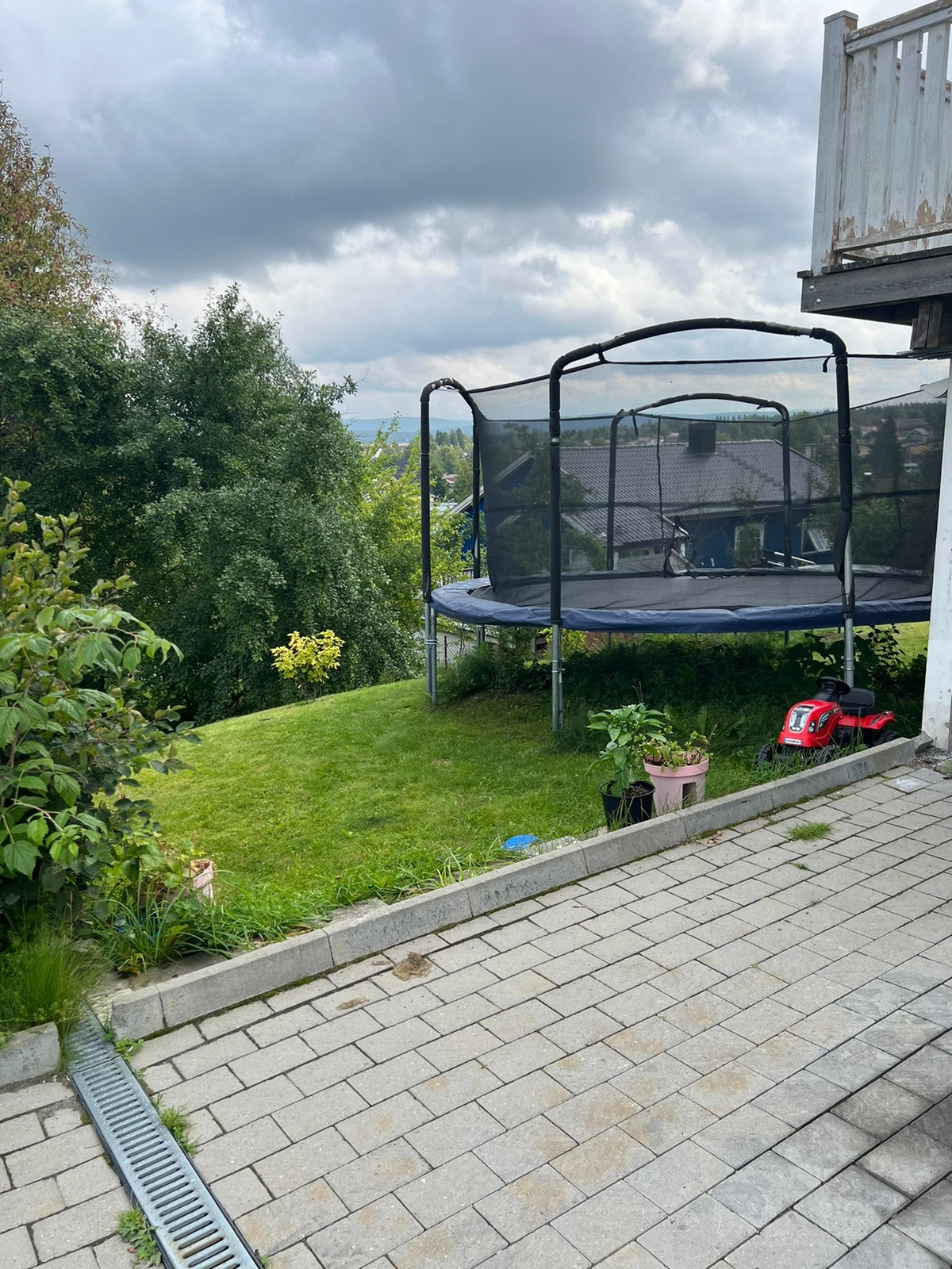 Sitteplass i en fint og stor Hage Galleribilde