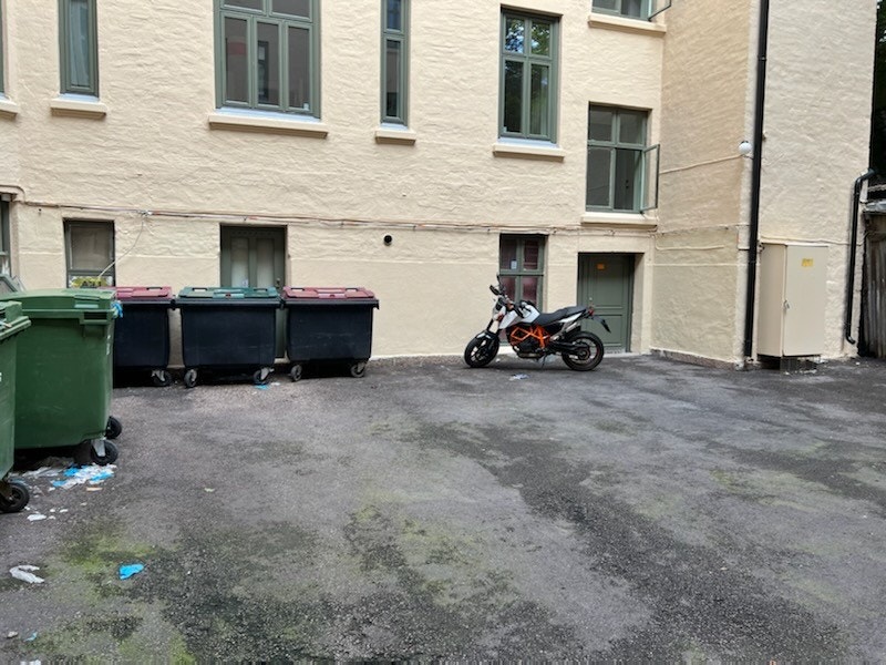 Den ene plassen til leie er den som motor-sykkelen står på dette bilde Galleribilde