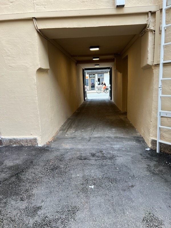 Bilde av porten fra innersiden ut mot Frognerveien ( bredere en selve porten) Galleribilde