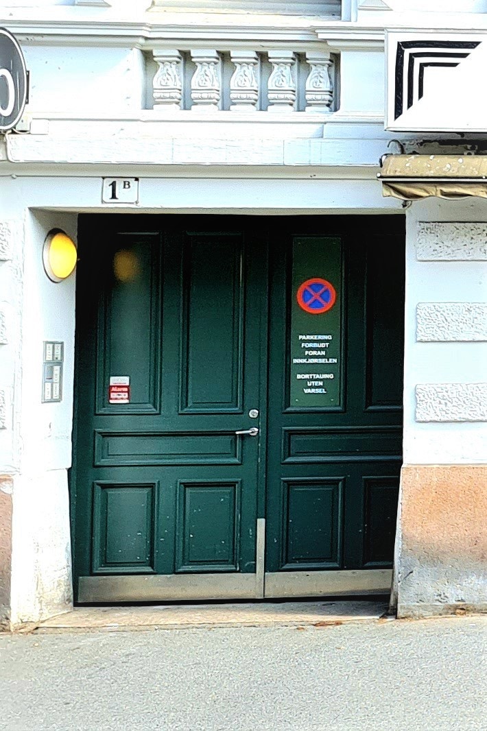 Porten inn til bakgården Galleribilde