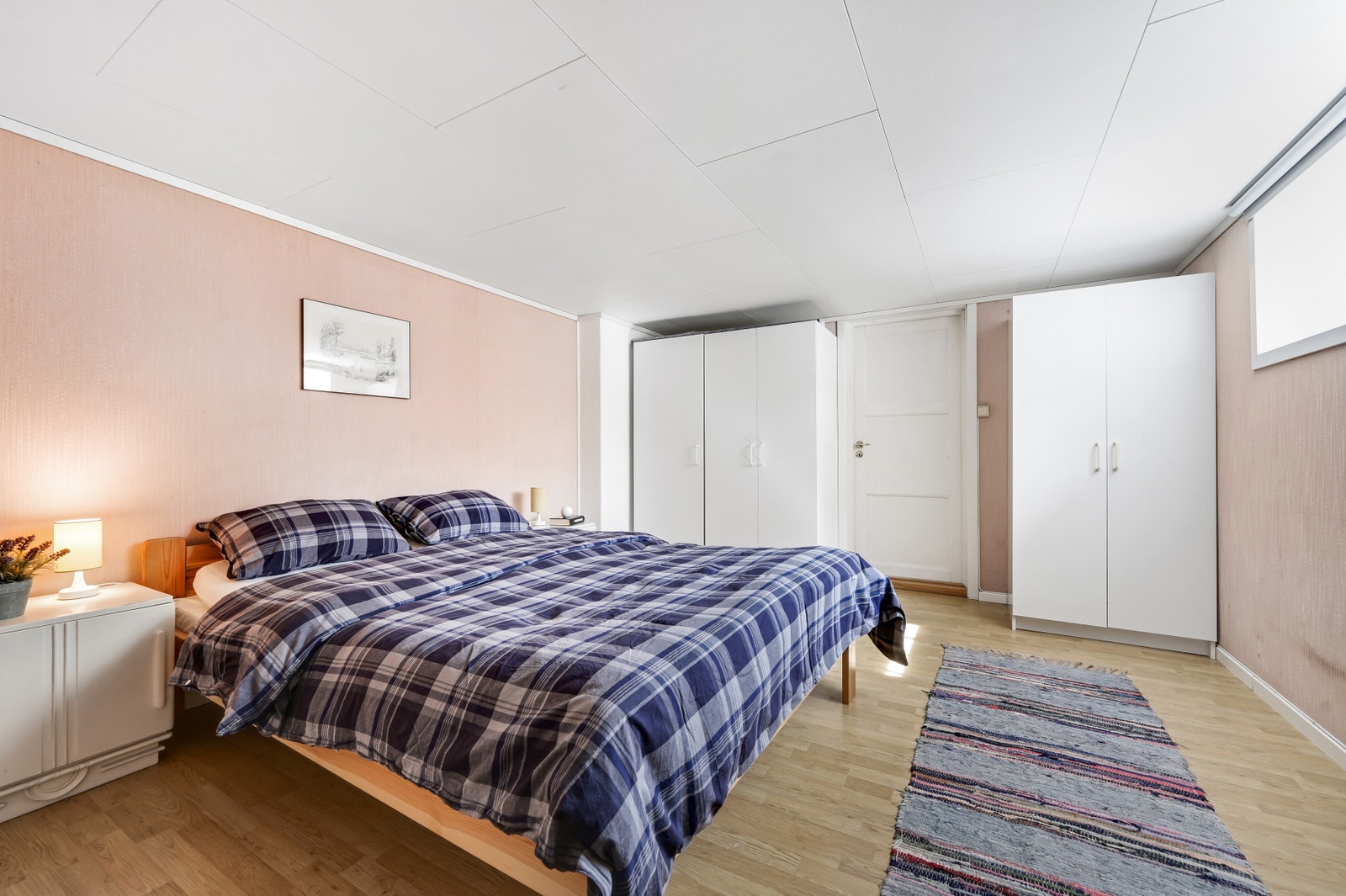 Soverommet er malt blått og det er satt inn godkjent rømningsvindu. Galleribilde