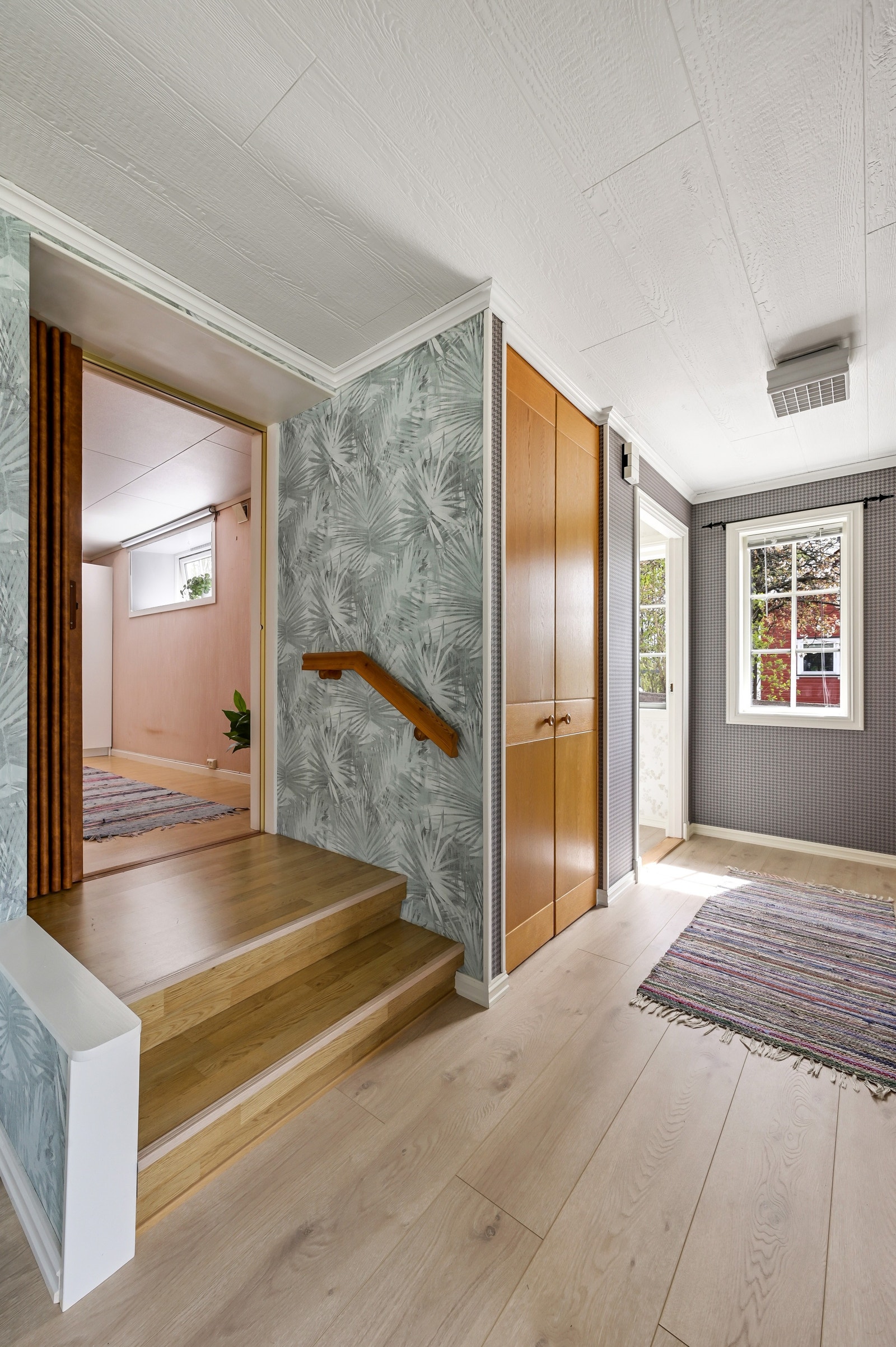 Rosa vegg på soverom er malt blå, og det er satt inn godkjent rømningsvindu. Galleribilde