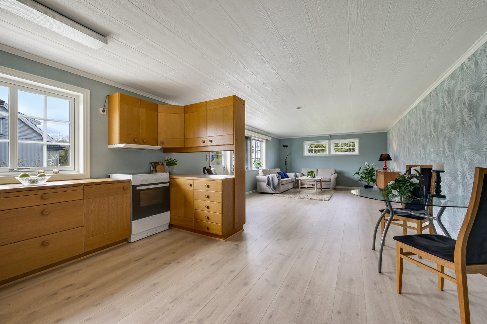 Det er satt opp en vegg mellom vinduene til venstre og tvers over rommet og laget et ekstra soverom. Se plantegning Galleribilde