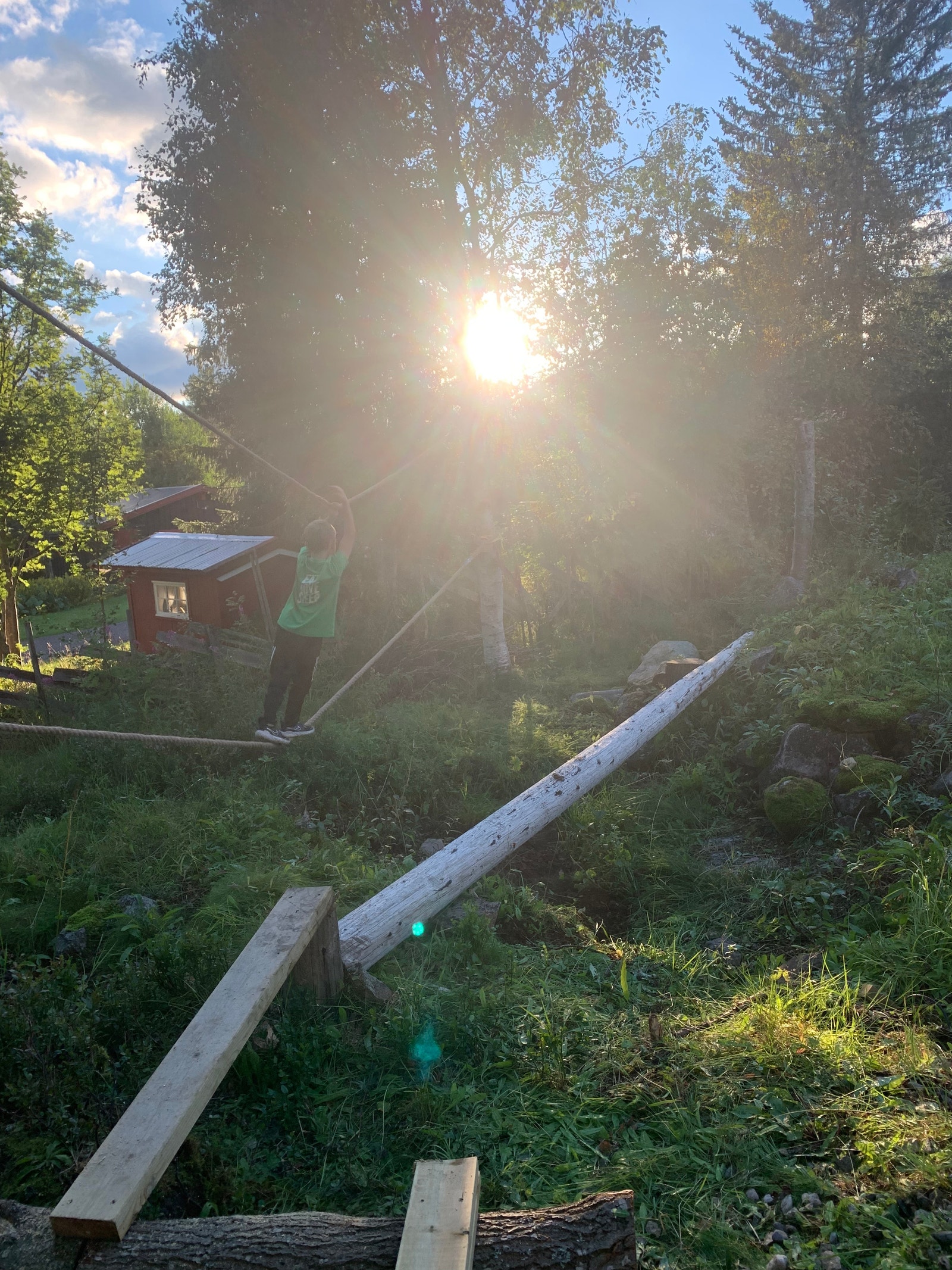 Morsom hinderløype for mindre og større barn Galleribilde