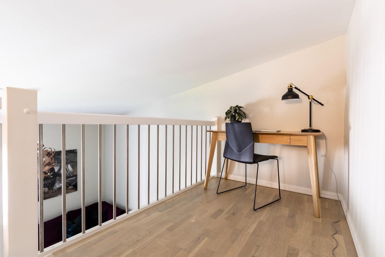 Del av hems: skrivepult og kommode. Galleribilde