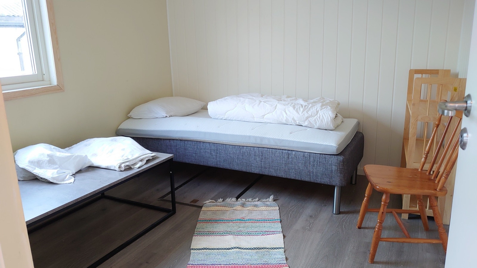 Soverom 3 (minste) med seng og bord Galleribilde